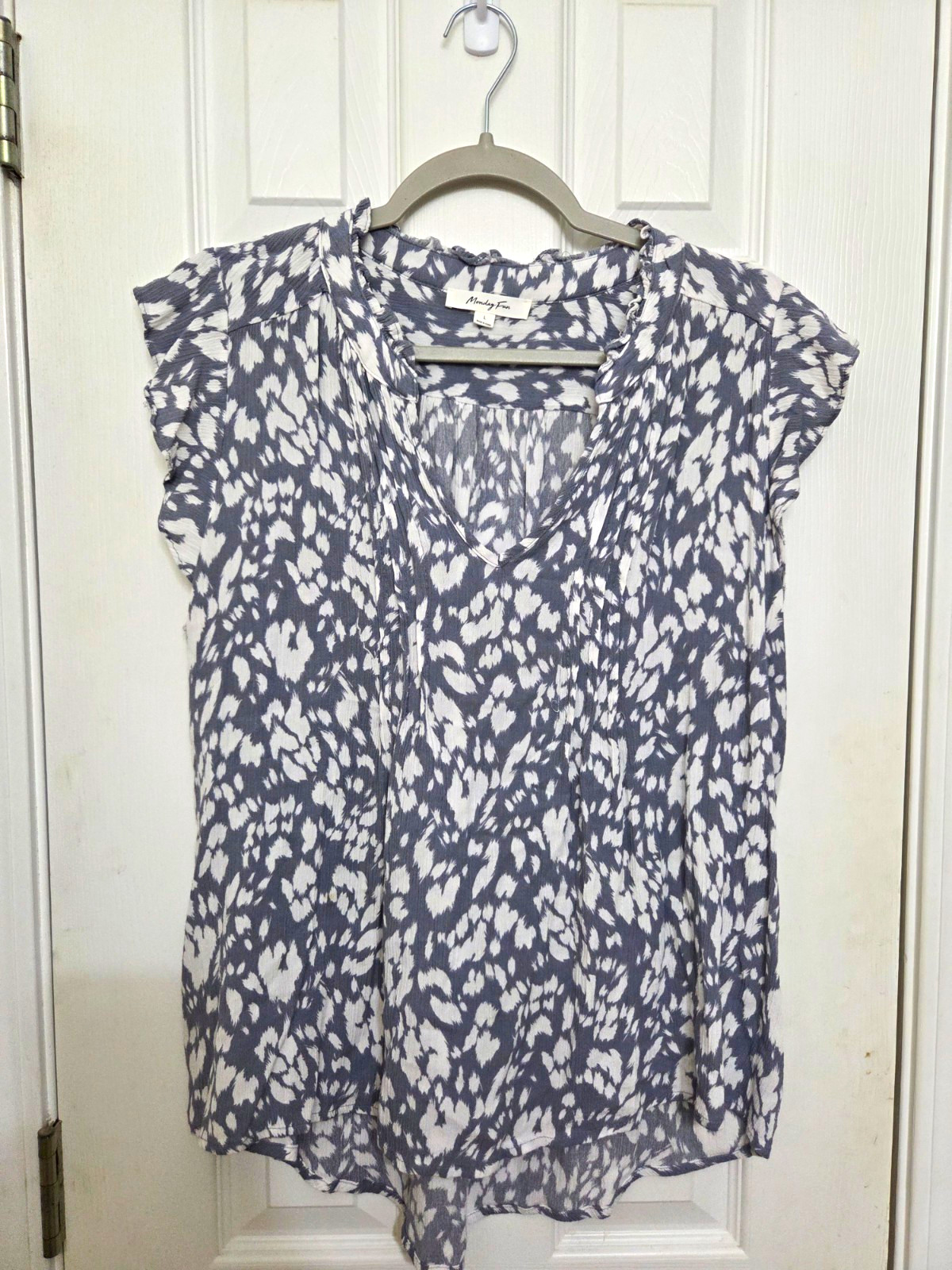 Monday Fun Women\'s Gray White Animal Print Ruffle Cap Sleeve Blouse Size L Monday Fun Women\'s Gray White Animal Print Ruffle Cap Sleeve Blouse Size L