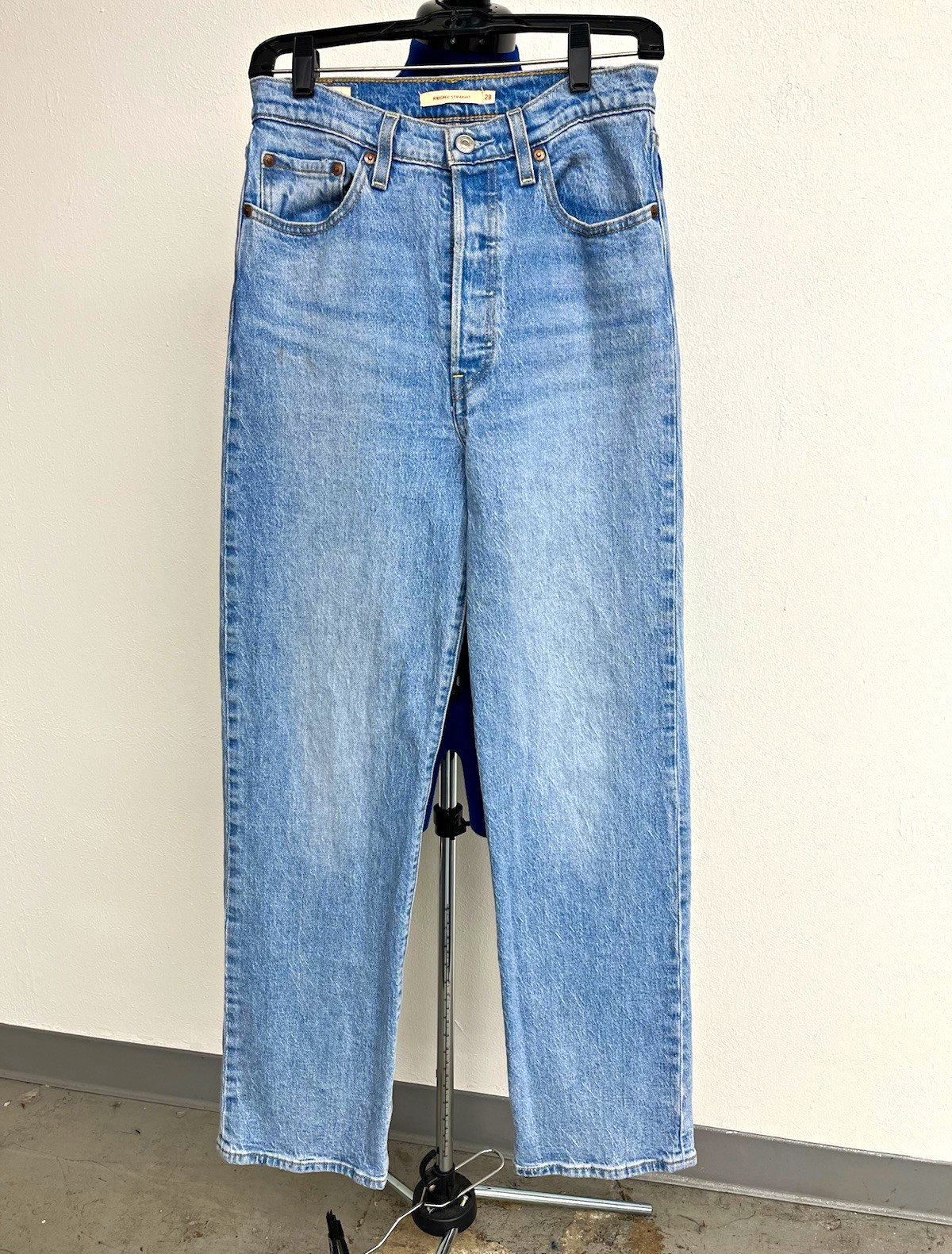 Levi\'s Women’s Blue Light Wash Denim Straight Jeans High Rise 5-Pocket 28