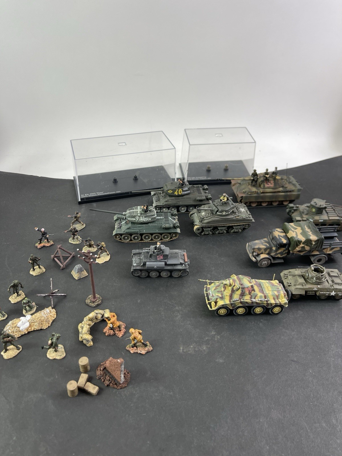 Unimax Forces of Valor 1:72 German Russian American Collection Die Cast + Inf