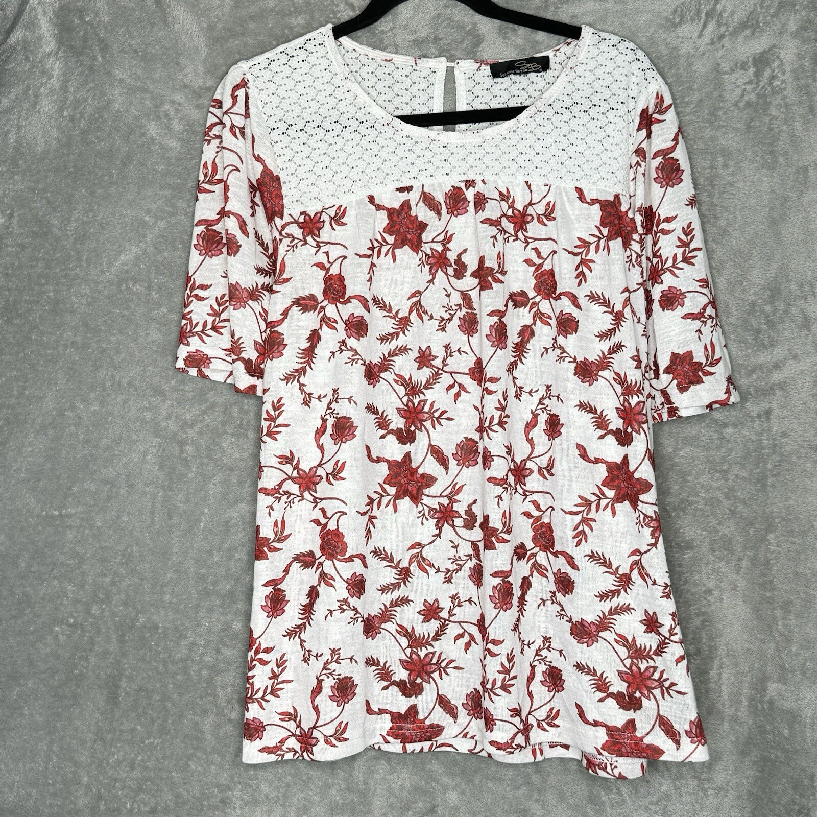 Suzanne Betro Women’s Top Blouse 1X White Red Floral Lace Neck Short Sleeve