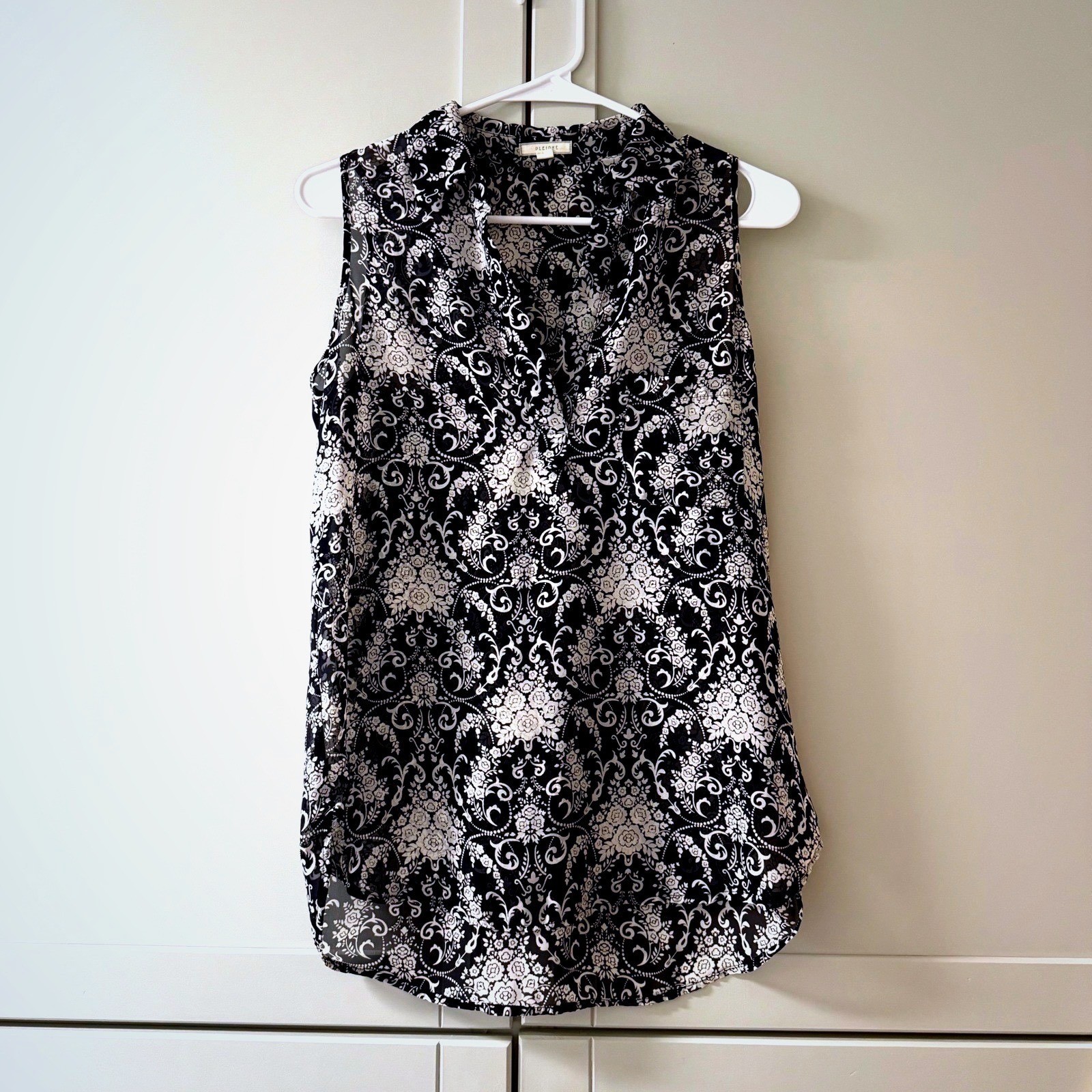 Pleione Womens XS Black White Floral Damask Sleeveless Blouse Top Anthropologie