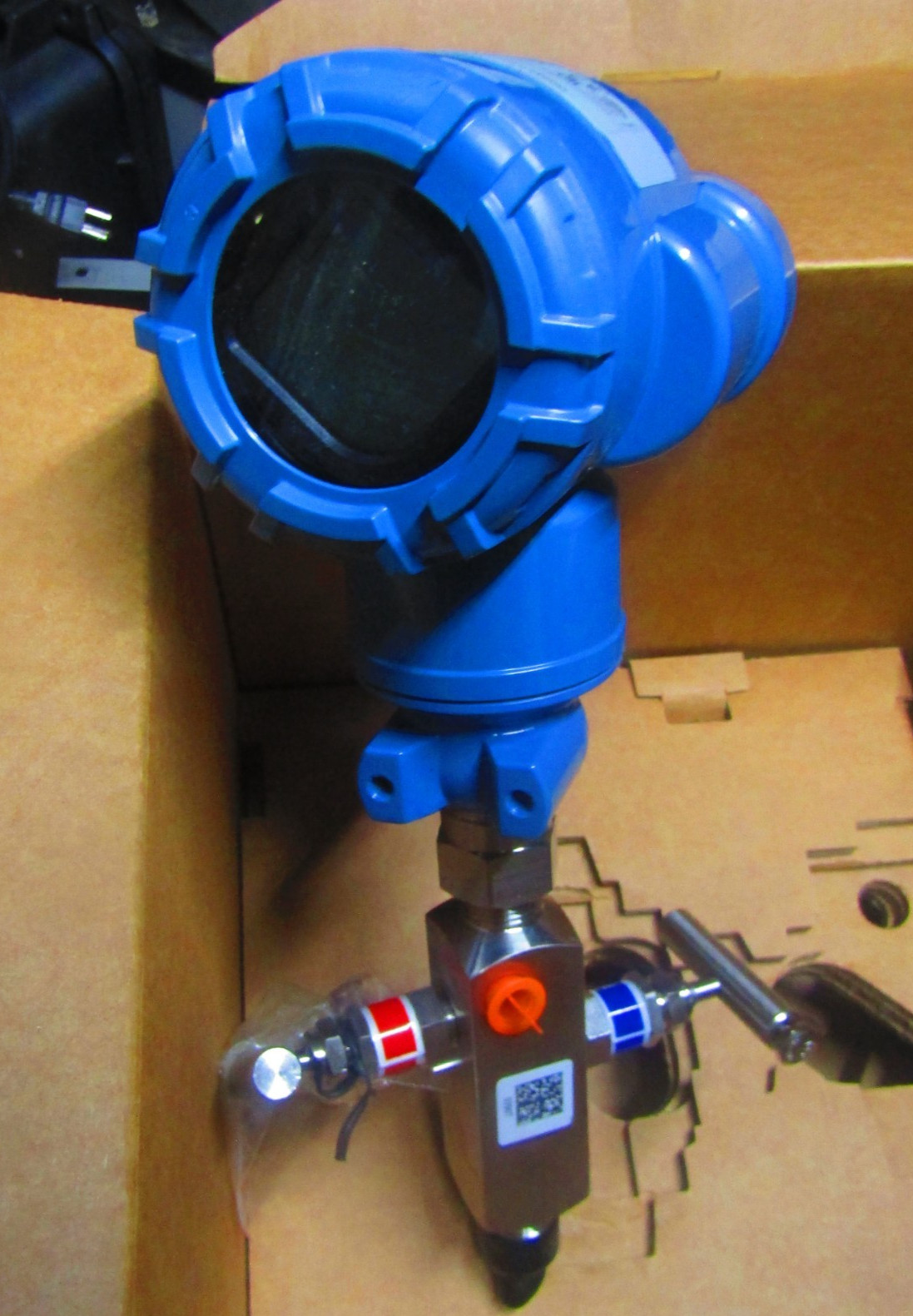 ROSEMOUNT 2051TG2X2B21PWA3WP5S5M5 PRESSURE TRANSMITTER + 0306RT22AA11 MANIFOLD ROSEMOUNT 2051TG2X2B21PWA3WP5S5M5 PRESSURE TRANSMITTER + 0306RT22AA11 MANIFOLD