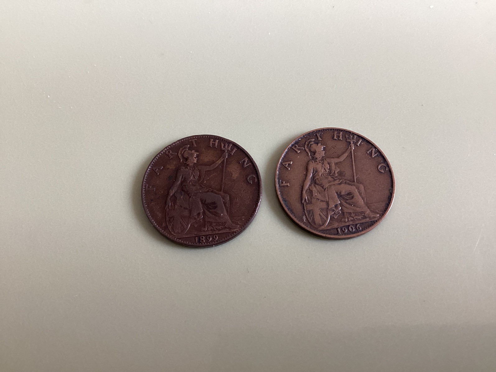 1899 QUEEN VICTORIA & 1906 KING EDWARD V11 G.B. FARTHINGS … V G GRADES (REF 33) 1899 QUEEN VICTORIA & 1906 KING EDWARD V11 G.B. FARTHINGS … V G GRADES (REF 33)