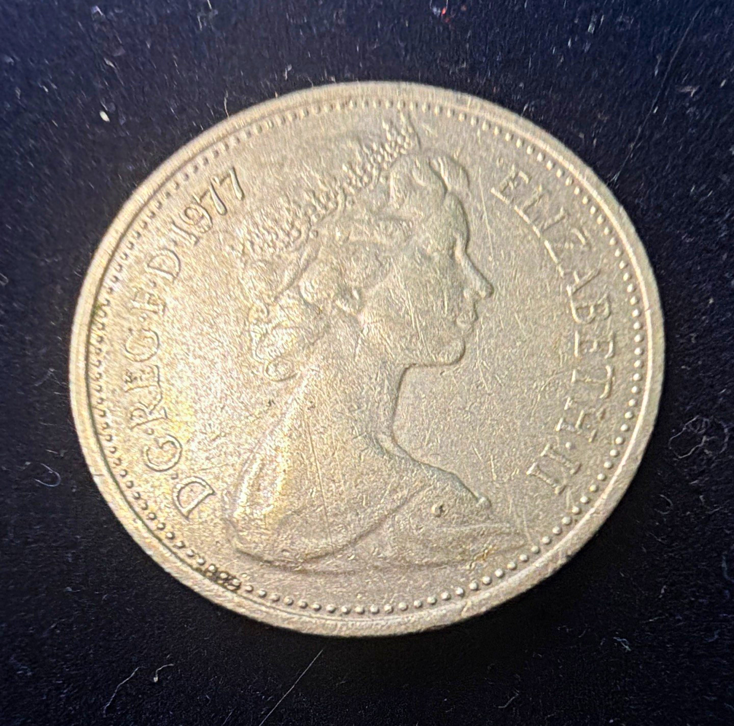 1977 Great Britain England 5 New Pence Copper-Nickel Large Crown Coin KM#920