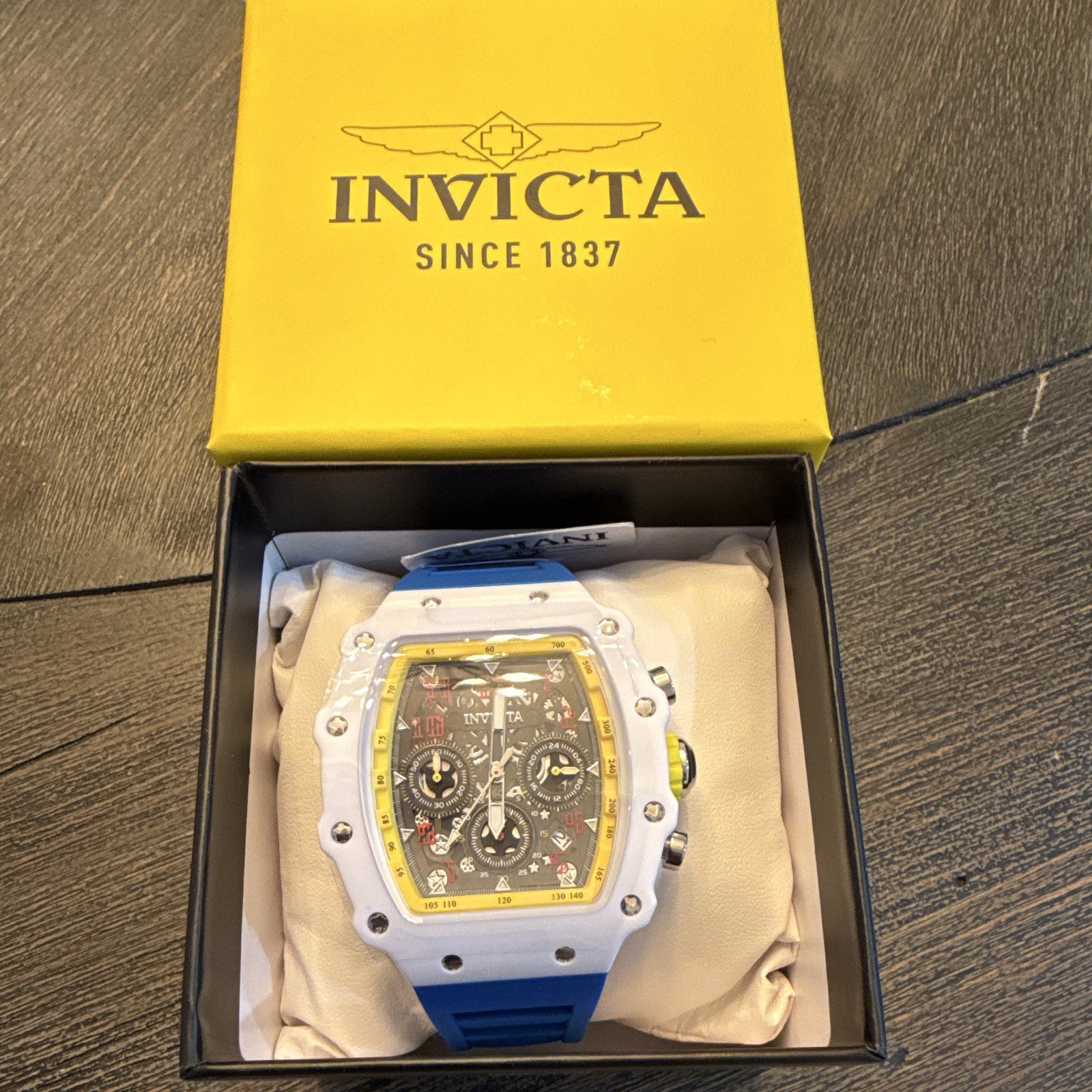 Invicta Quartz Chronograph Tachymeter Tonneau White/Blue Watch Box Papers Invicta Quartz Chronograph Tachymeter Tonneau White/Blue Watch Box Papers