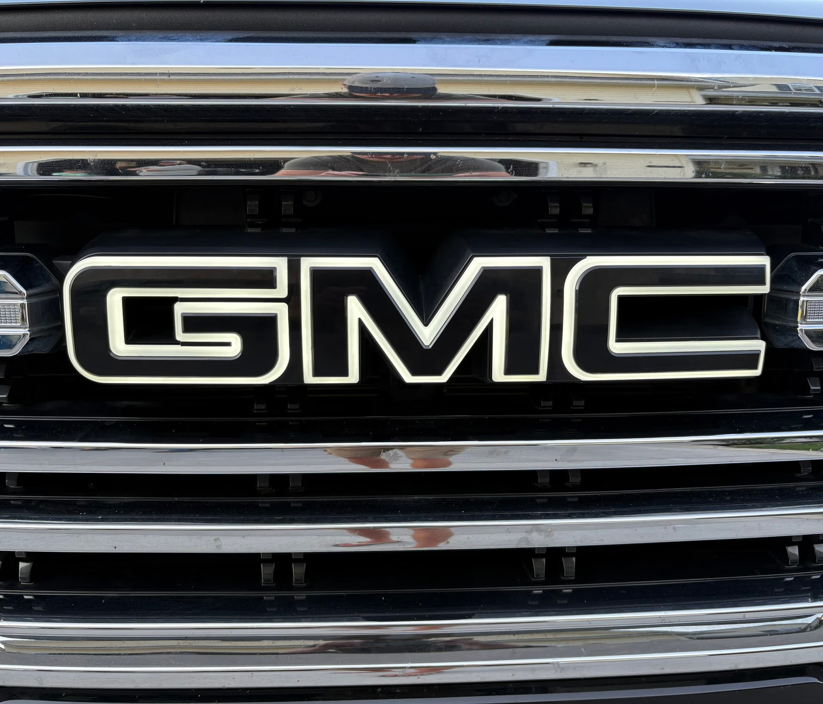 2019-2026 GMC Sierra 1500 Illuminated Grille Emblem Amber & White LED Color