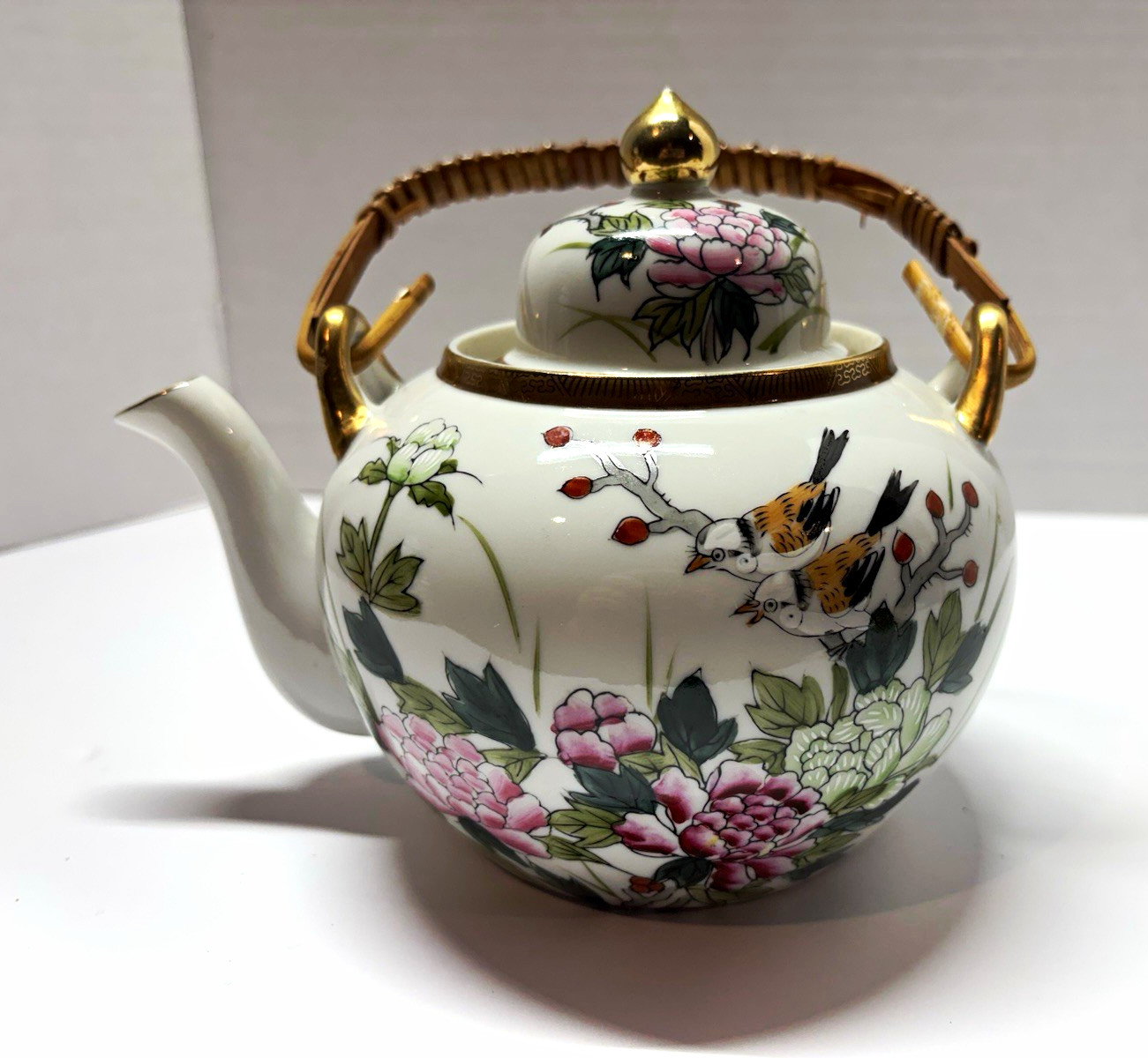 Vintage Kutani Japanese Porcelain Teapot w/ Lid Floral Bird Pattern Gold Trim Vintage Kutani Japanese Porcelain Teapot w/ Lid Floral Bird Pattern Gold Trim