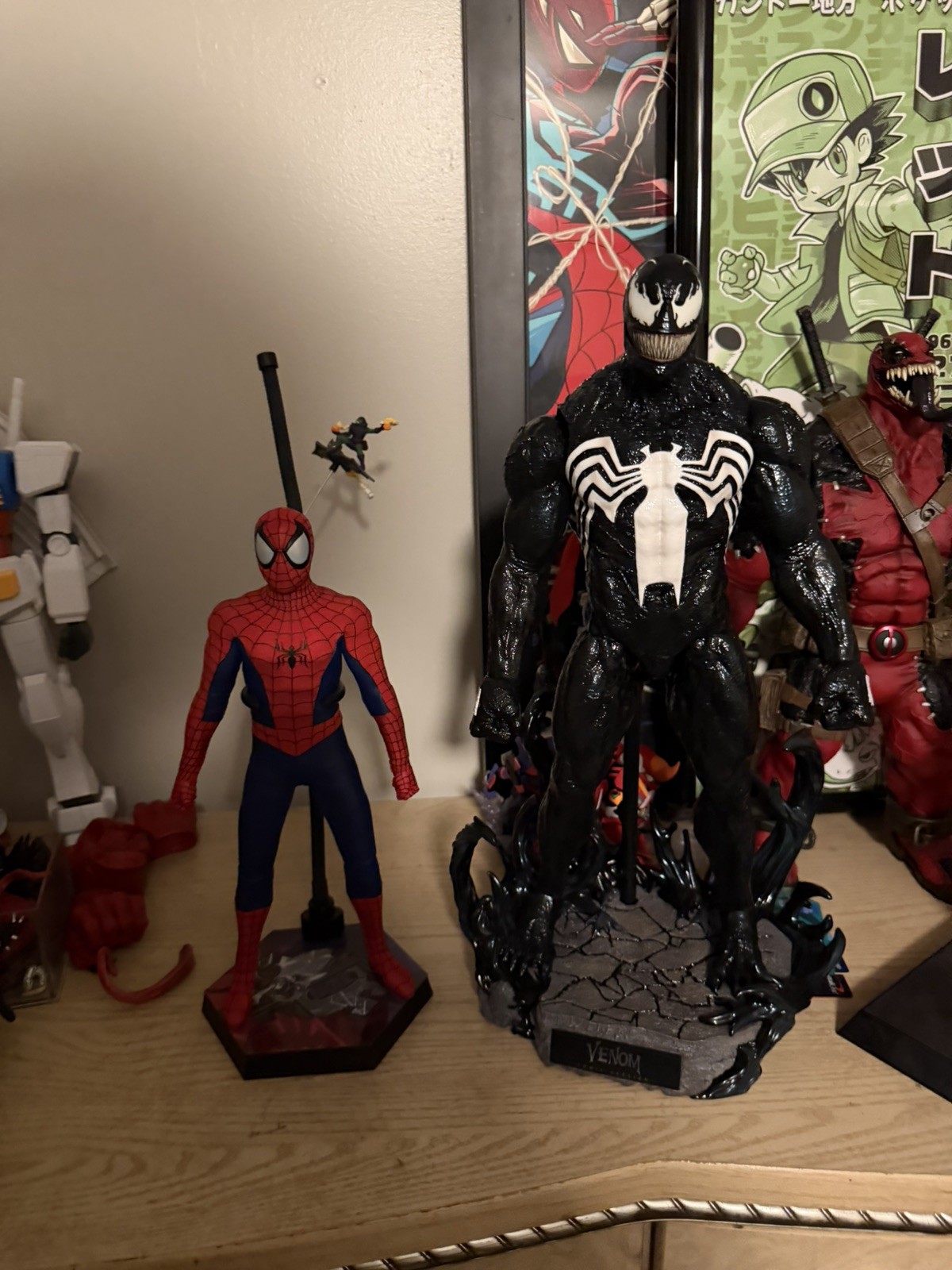Hot Toys Marvel Comics - Venom and Spider-Man 1/6 Action Figure