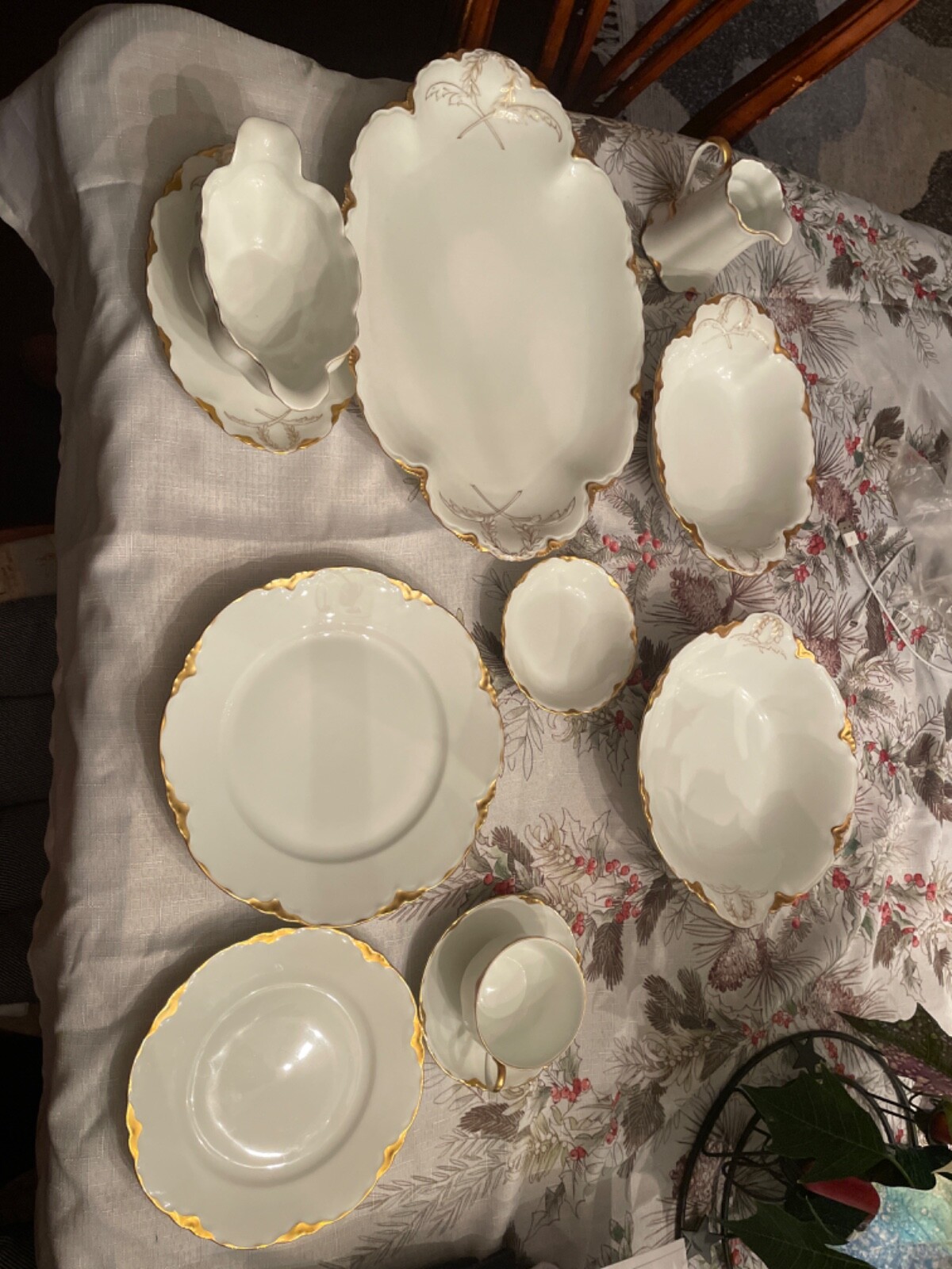  12 pc VINTAGE CHINA DINNERWARE SET/Fraureuth/Aurora White with 18 Kt Gold trim 