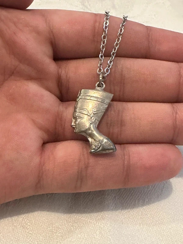 Vintage Egyptian Nefertiti Pendant Necklace Silver Tone Vintage Egyptian Nefertiti Pendant Necklace Silver Tone