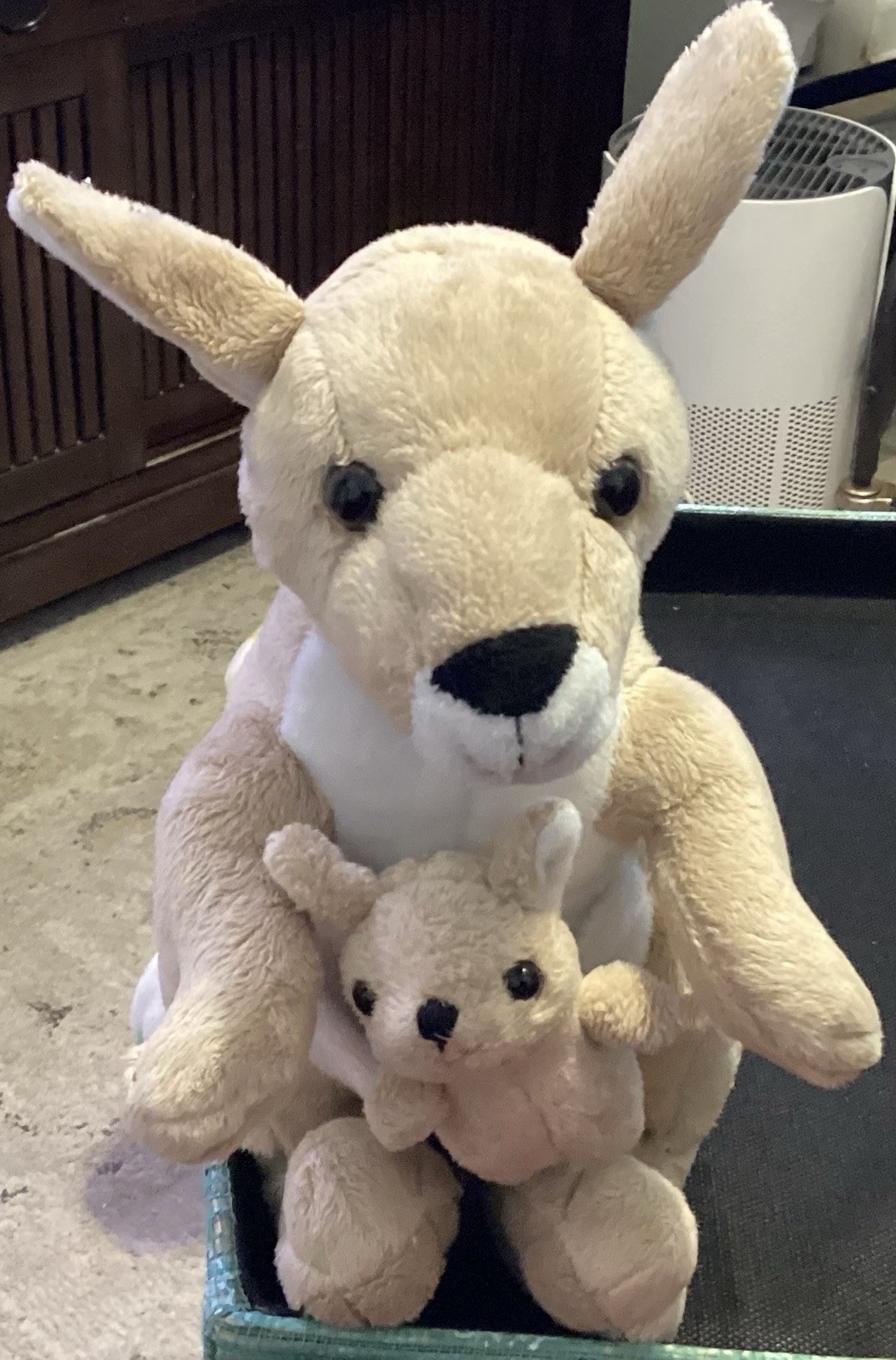 Wishpets Saandra Kangaroo Plush Toy Mommy & Baby Joey In Pouch Clean No Odors Wishpets Saandra Kangaroo Plush Toy Mommy & Baby Joey In Pouch Clean No Odors