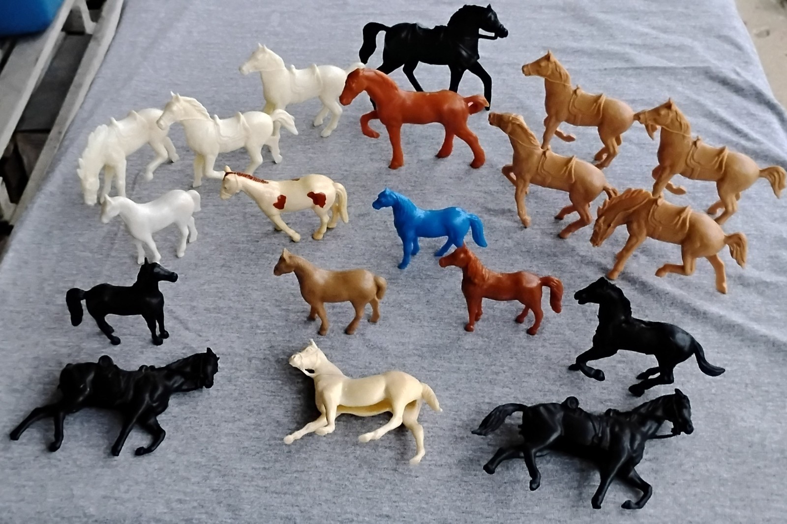 Lot of 19 PLASTIC PLAY-SET HORSES Various Makers