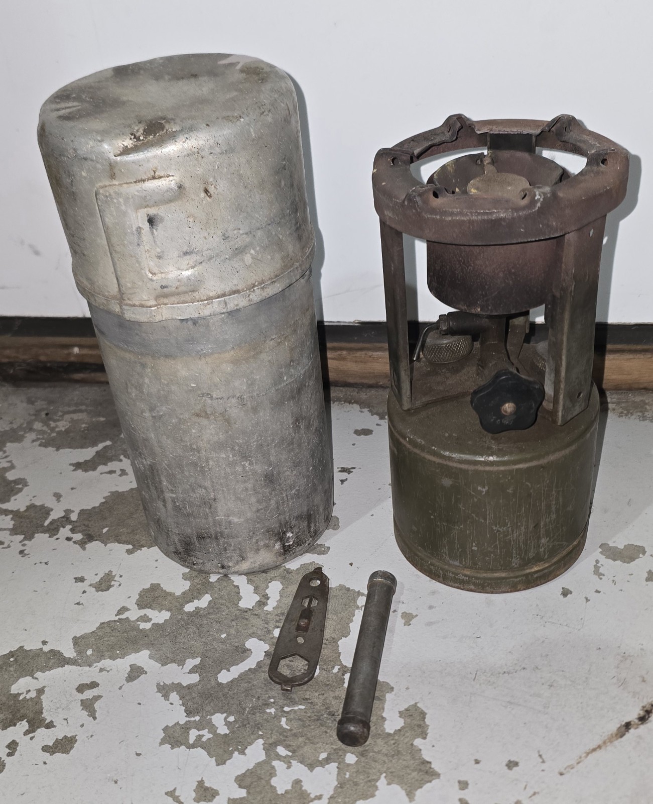 WWII AGM M1941 Model 520 GI Pocket Stove w/ Aluminum Case Tools Untested