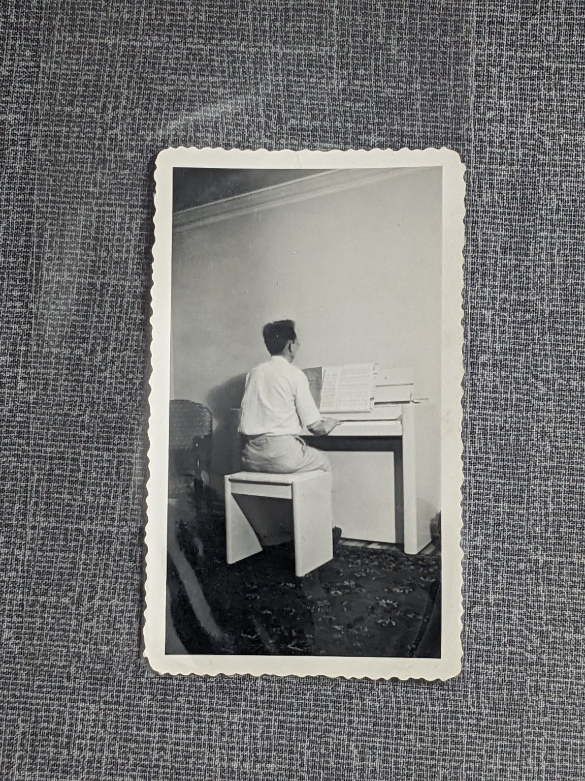 Vintage 1942 Black & White Photo Man Playing Piano Scalloped Edge Snapshot
