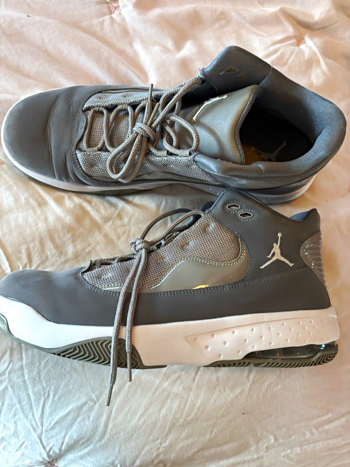 Jordan Men’s Gray Low Top Lace-Up Basketball Sneakers Rubber Outsole