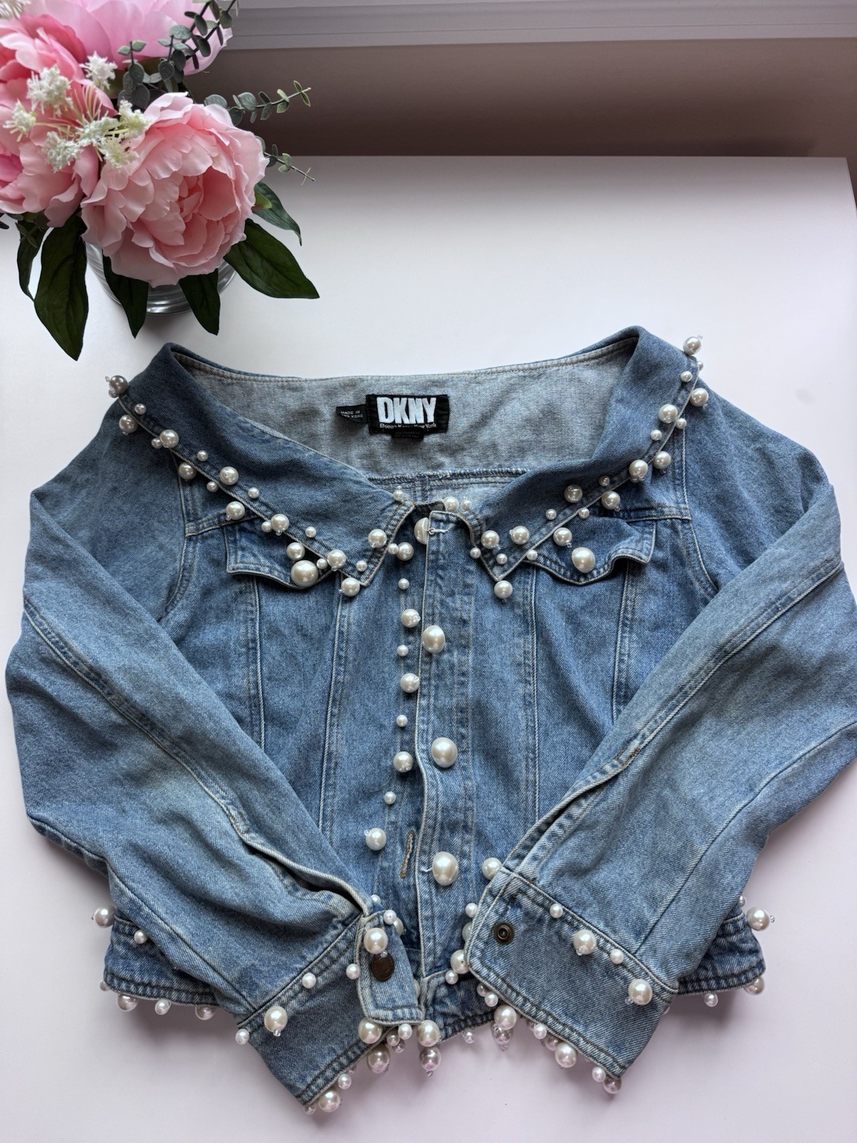 Vintage DKNY Women’s Blue Denim Jacket Pearl Accents Button Front Pockets Size 8 Vintage DKNY Women’s Blue Denim Jacket Pearl Accents Button Front Pockets Size 8