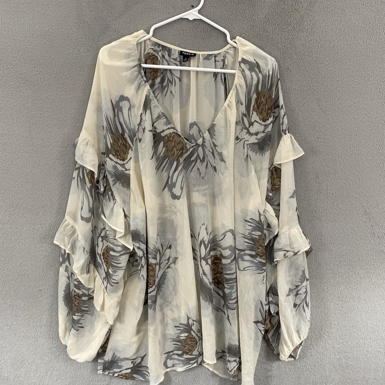 Torrid Blouse Womens Size 3 Plus Ivory Floral Ruffle Bell Sleeve Sheer Top Torrid Blouse Womens Size 3 Plus Ivory Floral Ruffle Bell Sleeve Sheer Top