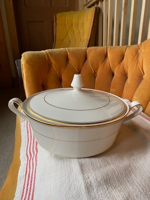 Noritake Ivory China Linton Covered Serving Bowl Japan Delicate Gold Trim 7552 Noritake Ivory China Linton Covered Serving Bowl Japan Delicate Gold Trim 7552