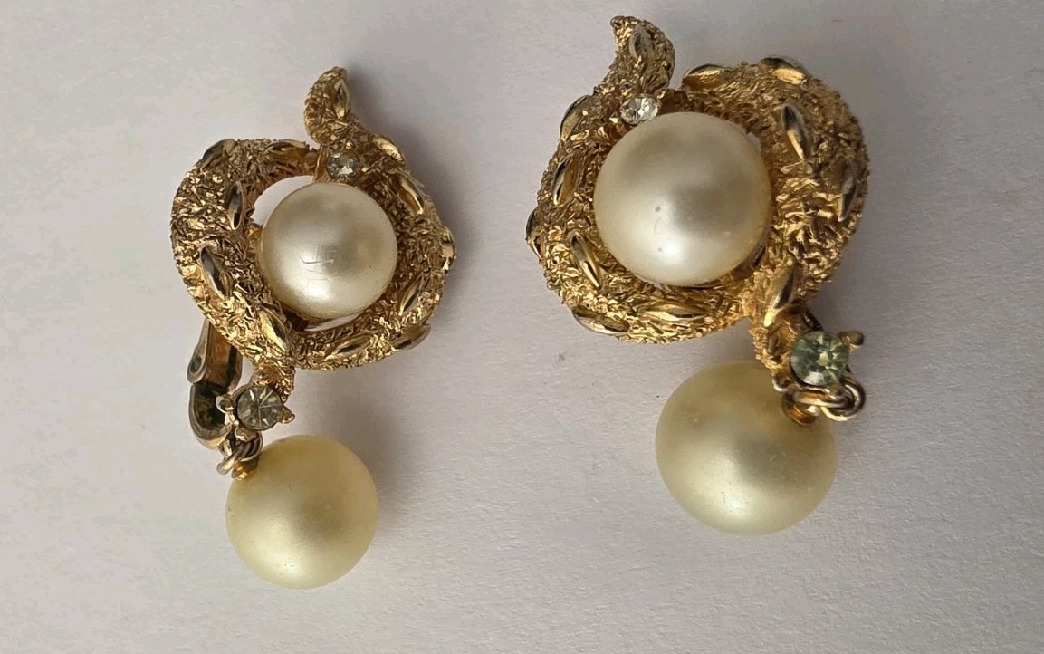 Vintage Trifari Signed Clip Earrings Faux Pearl Rhinestone Gold-Tone Drop Vintage Trifari Signed Clip Earrings Faux Pearl Rhinestone Gold-Tone Drop