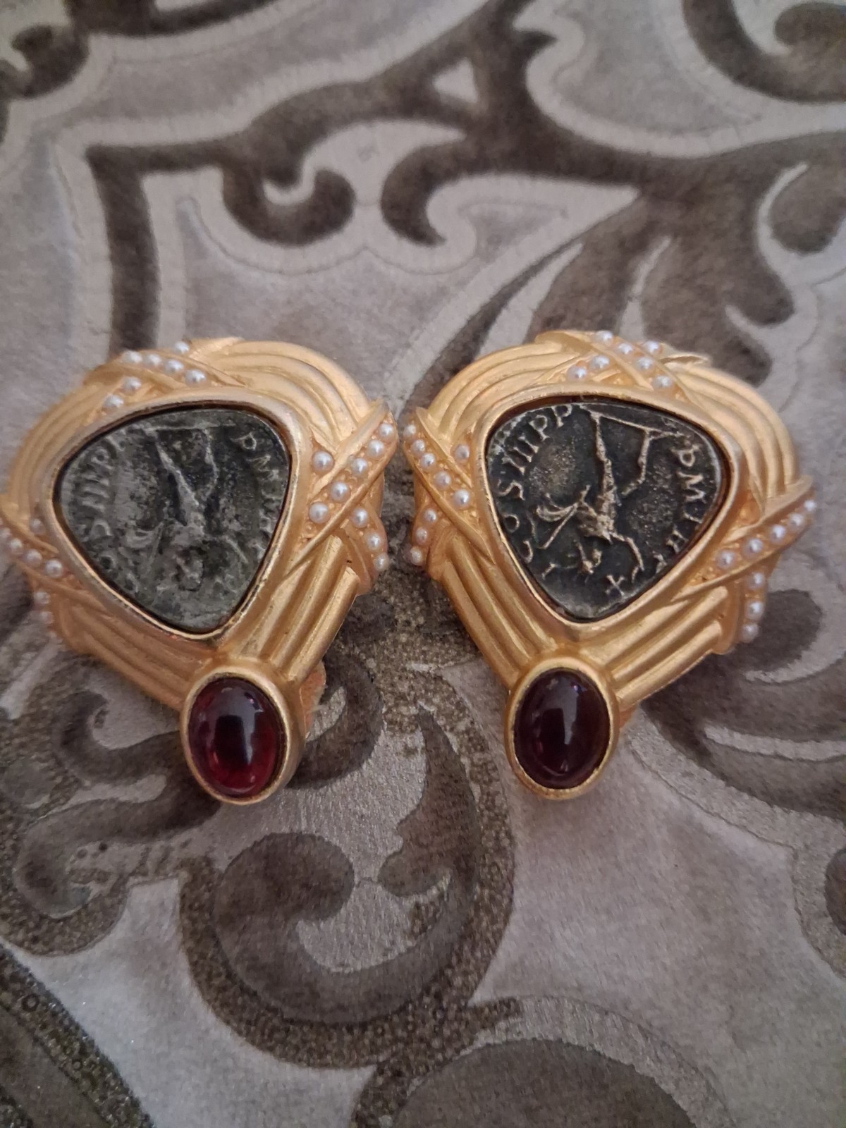Vtg Linda Levinson Statement Goldtone Roman Coin Earrings Clip