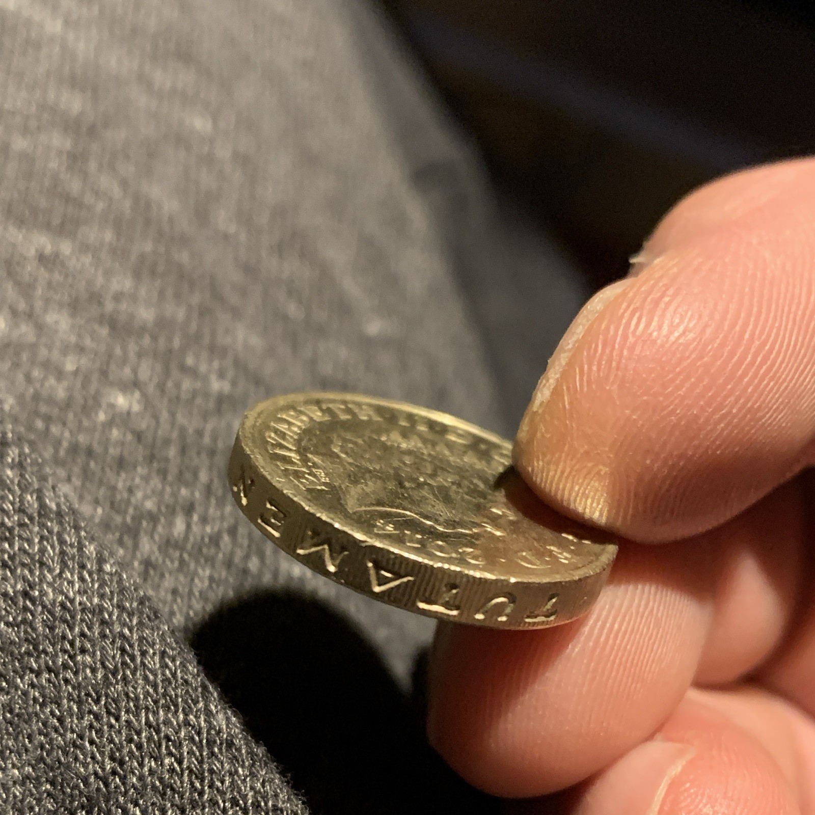 2014 England £1 One Pound Elizabeth II Coin, rare error on rim 2014 England £1 One Pound Elizabeth II Coin, rare error on rim