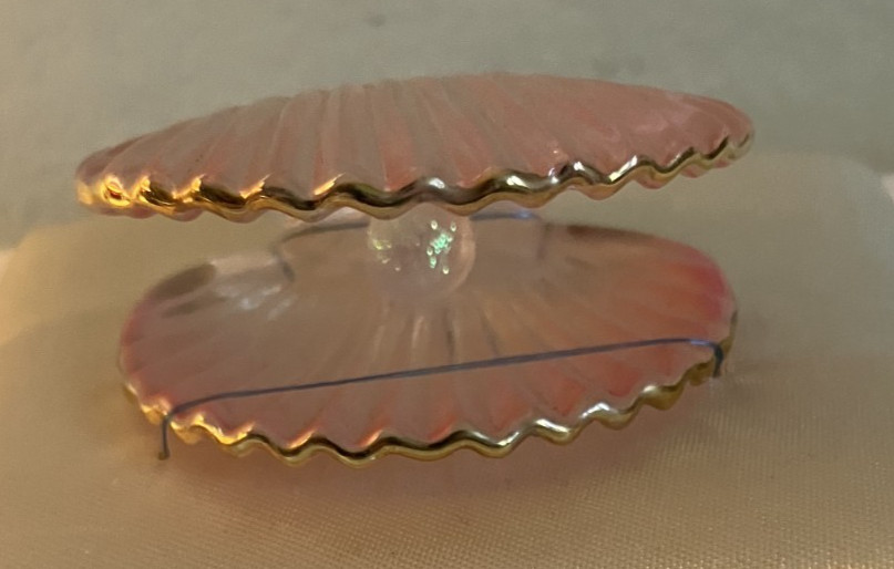 Vintage Glass Clam Shell Shaped Pink Glass with Gold Trim & Glass Pearl Vintage Glass Clam Shell Shaped Pink Glass with Gold Trim & Glass Pearl