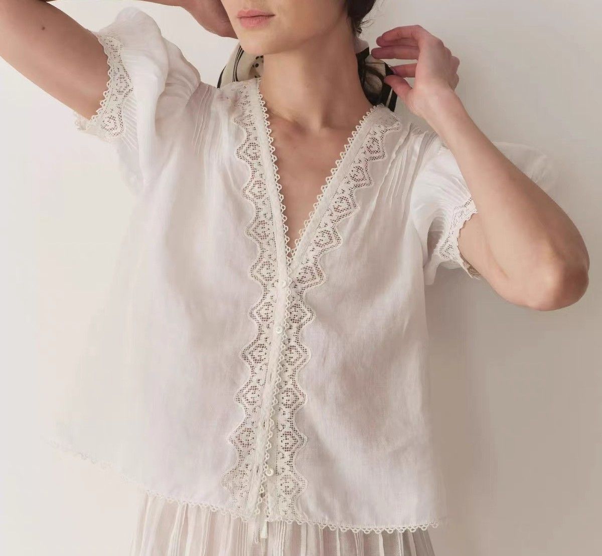 Women Doen V-neck Lace Puff Sleeve Blouse Top Women Doen V-neck Lace Puff Sleeve Blouse Top