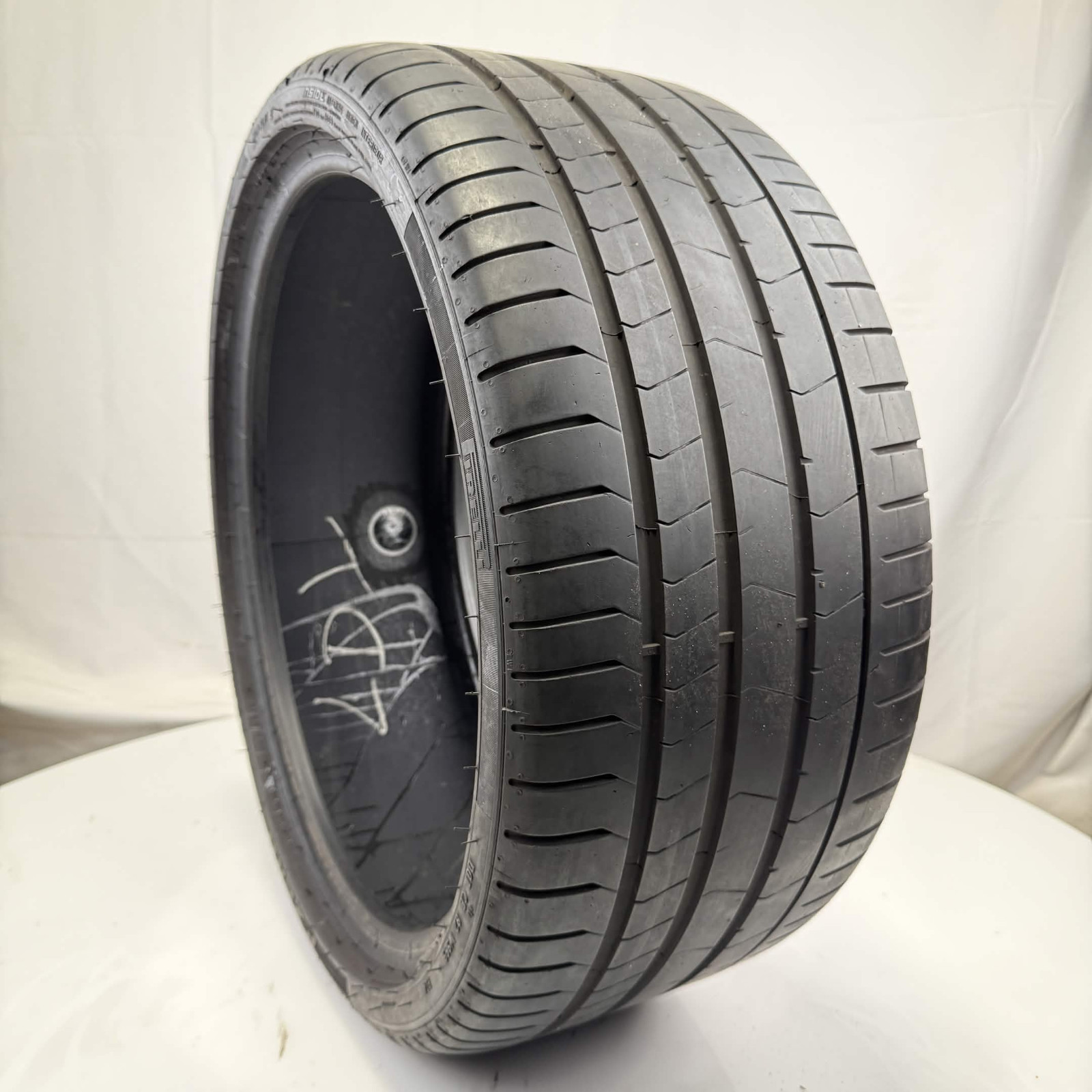 Used 275/30R20 Pirelli P Zero PZ4 MOE Run Flat 97Y 7/32 (DOT 24) Used 275/30R20 Pirelli P Zero PZ4 MOE Run Flat 97Y 7/32 (DOT 24)