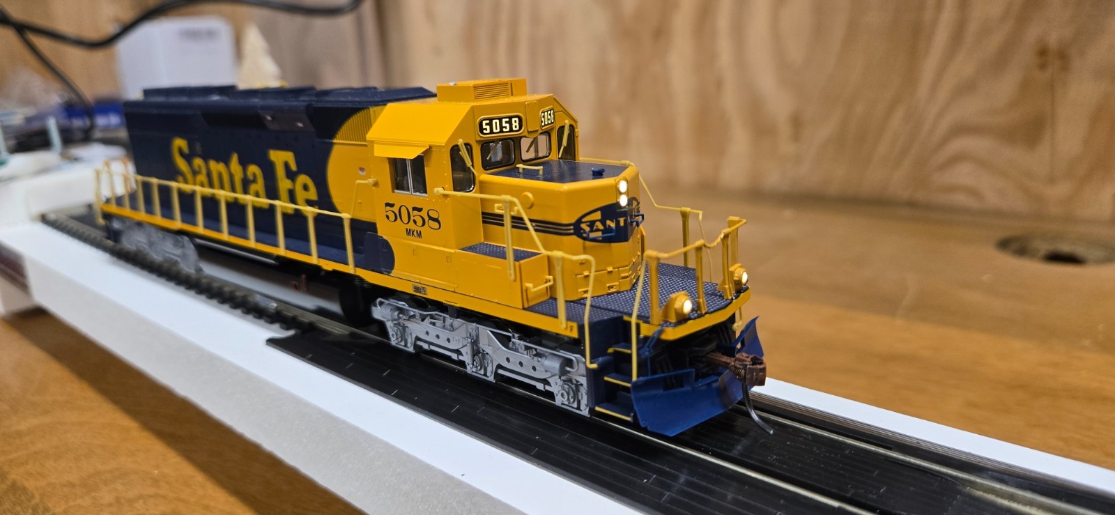 HO Kato #37-6611 EMD SD40-2 Mid Diesel Locomotive #5058 DCC Installed