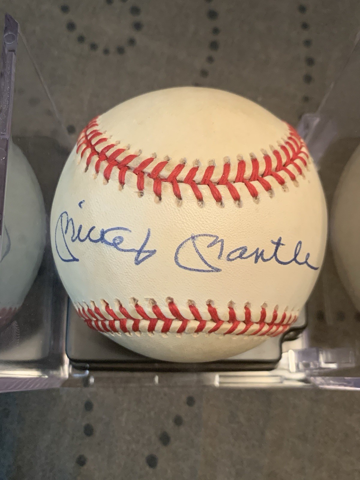 Mickey Mantle Autographed Baseball PSA CERTIFIED With LOA - SEE PICS Mickey Mantle Autographed Baseball PSA CERTIFIED With LOA - SEE PICS
