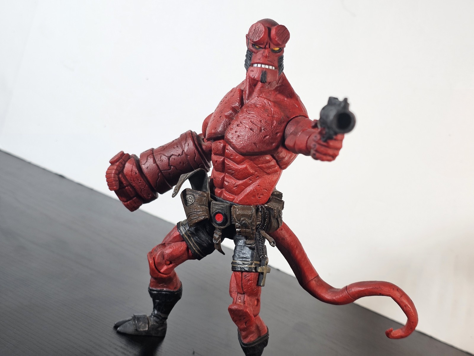 Mezco 2005 Hellboy Comic Version Action Figure Mignola RARE Grit Teeth Gun/Radio