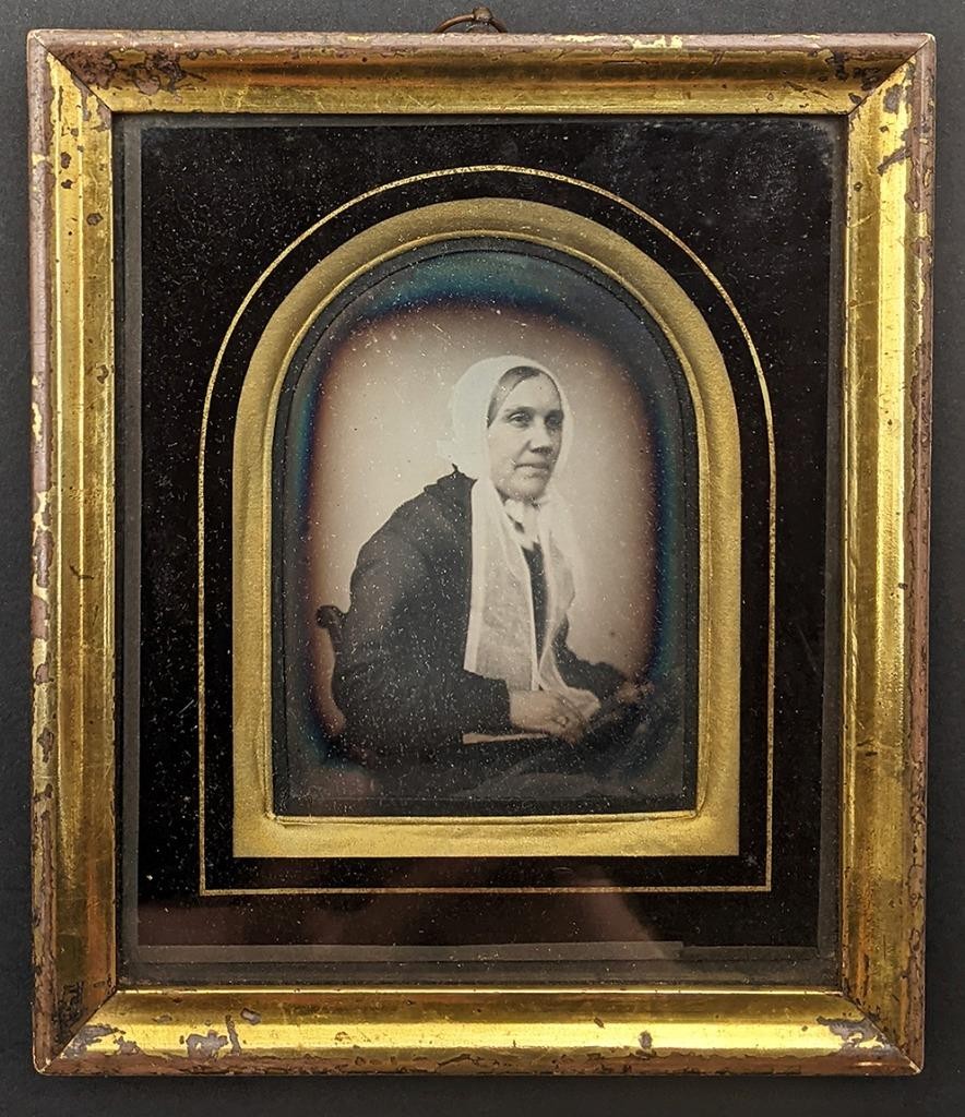 VICTORIAN QUARTER PLATE DAGUERREOTYPE SEATED LADY c1840\'s