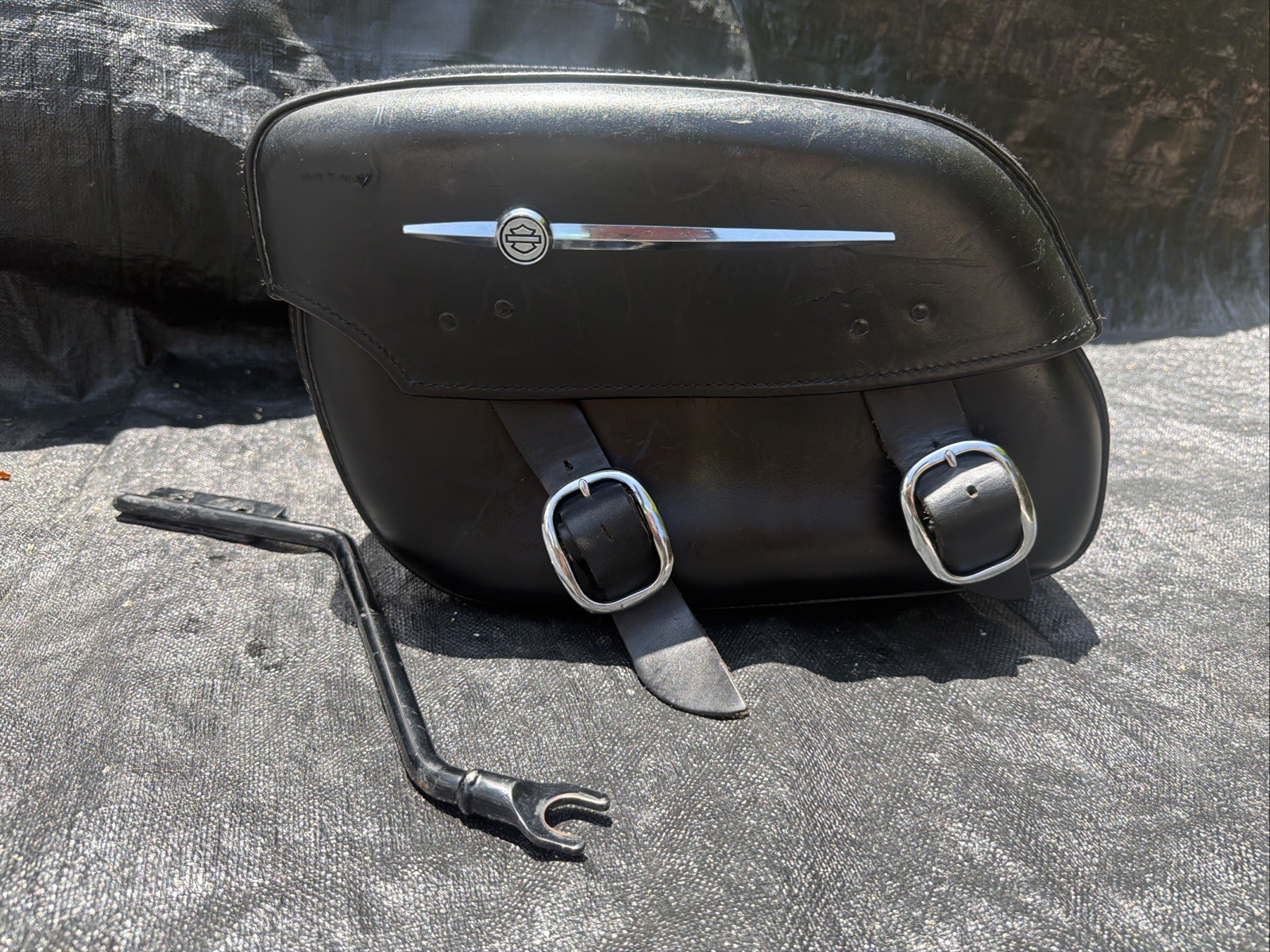 Harley Davidson Genuine 00-06 Softail Fatboy Saddlebag with Bracket 90452-04