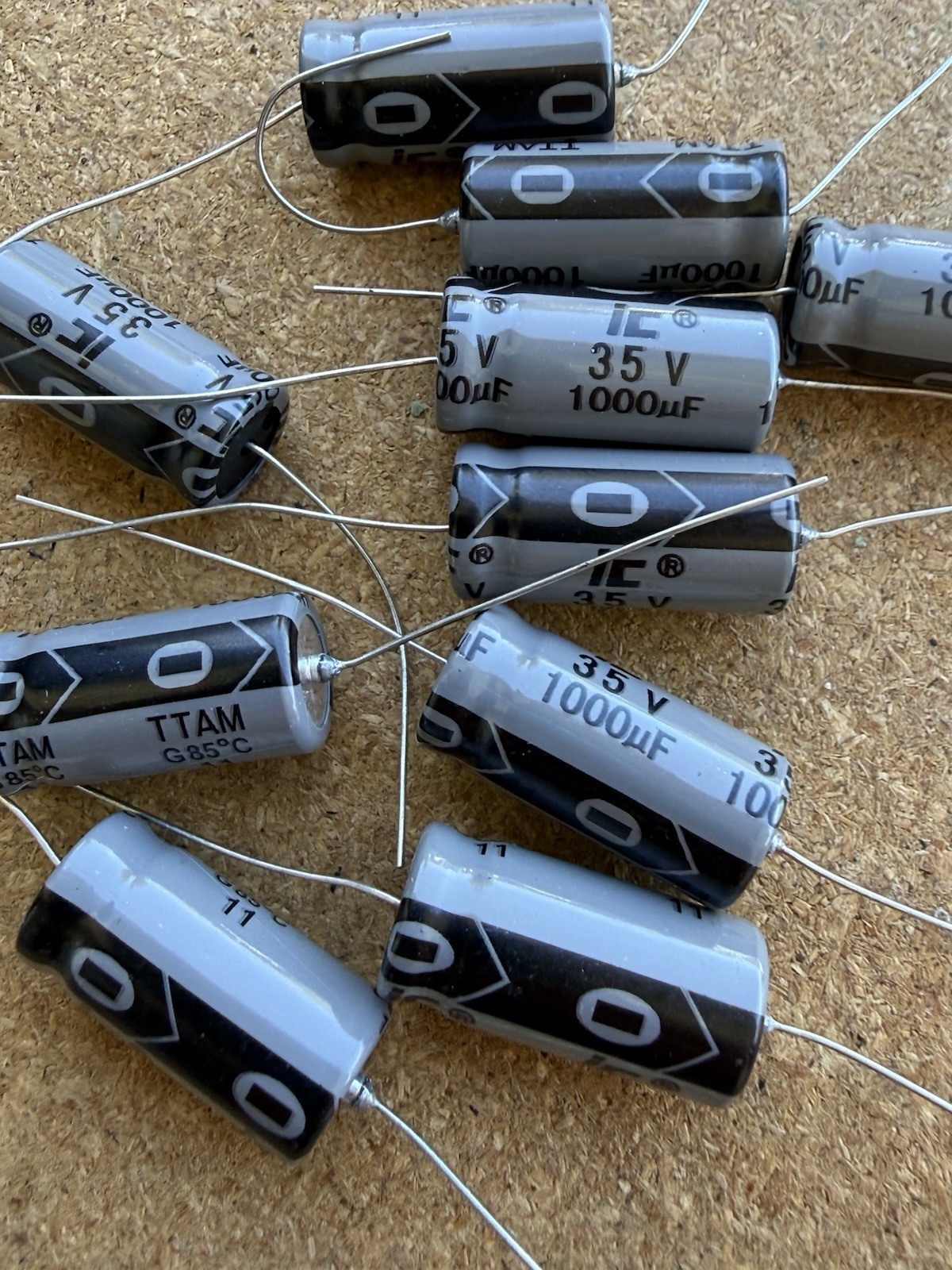 aluminum electrolytic capacitor 1000uf 35v(10 PCs)ILLINOIS CAPACITOR Axial