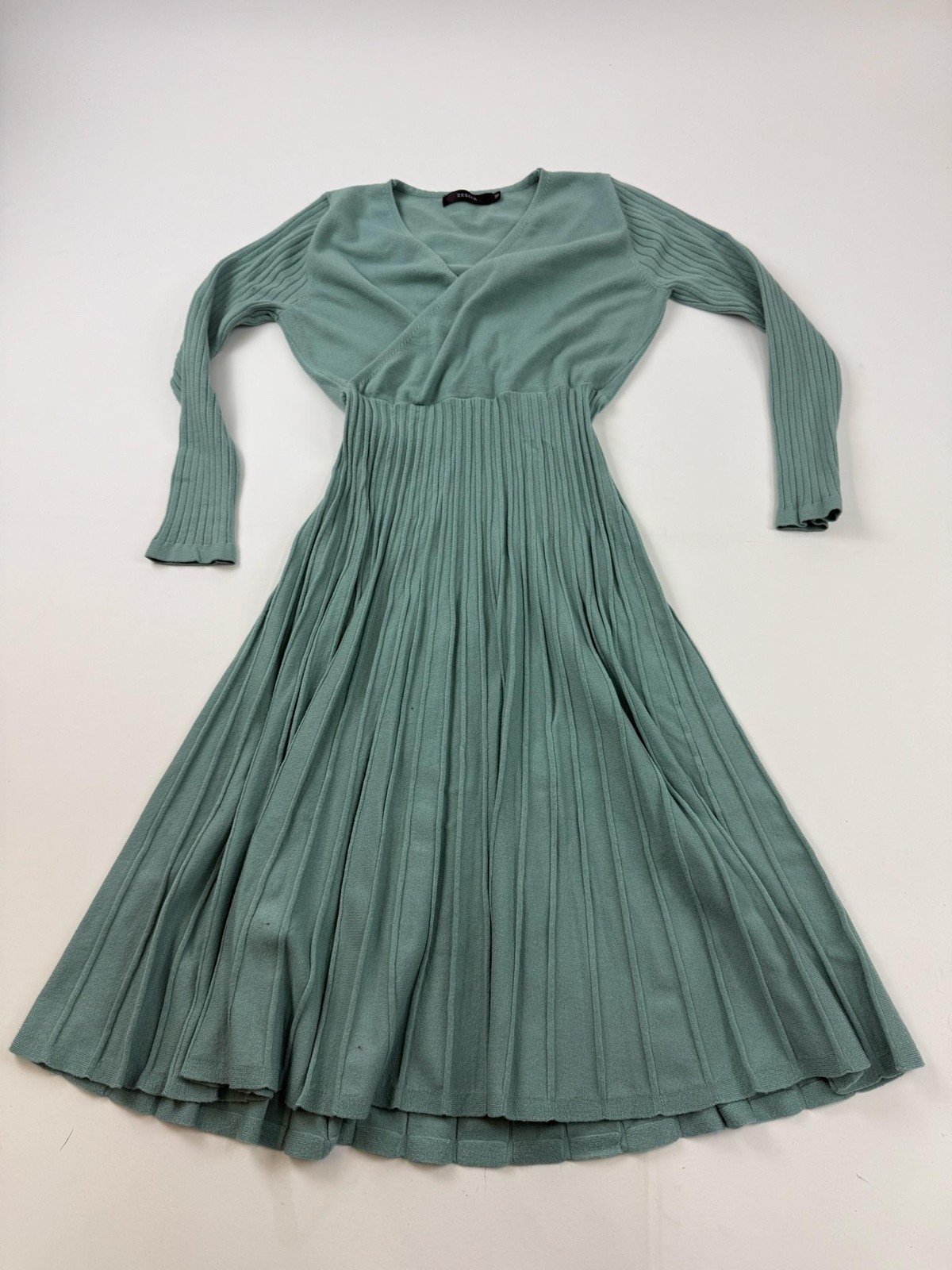 ZESICA Dress Womens M Green Long Sleeve V Neck Pleated Sweater Midi Fit & Flare