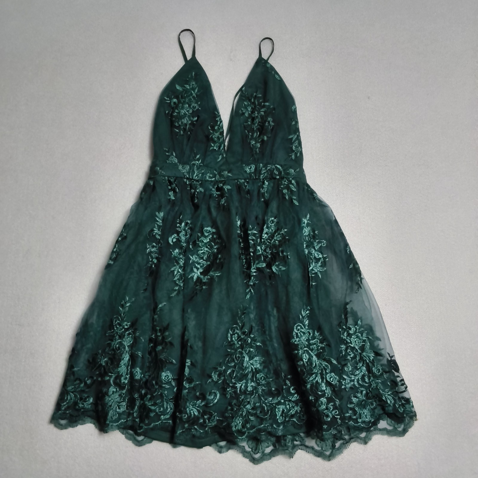 Lulus Women\'s Emerald Green Homecoming Dress Plunge Neckline Sz M Embroidered Lulus Women\'s Emerald Green Homecoming Dress Plunge Neckline Sz M Embroidered
