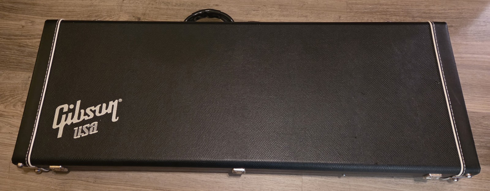 Gibson GOTW Explorer Pro TKL Hardshell Guitar Case And Paperwork Gibson GOTW Explorer Pro TKL Hardshell Guitar Case And Paperwork
