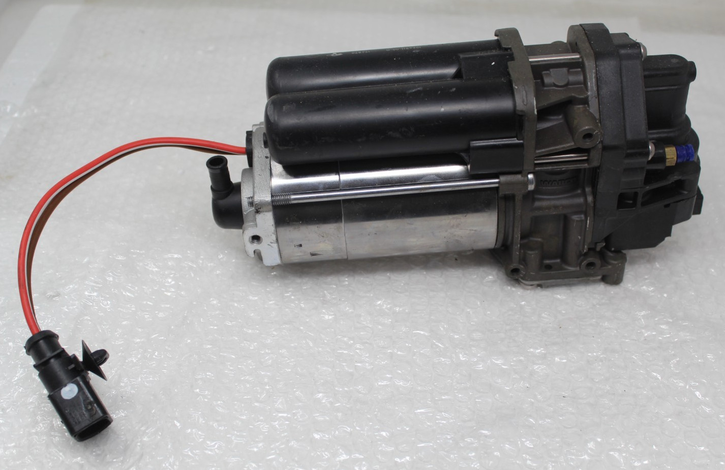 OEM 2016-20 Tesla Model X S Wabco air suspension twin compressor pump 1044911