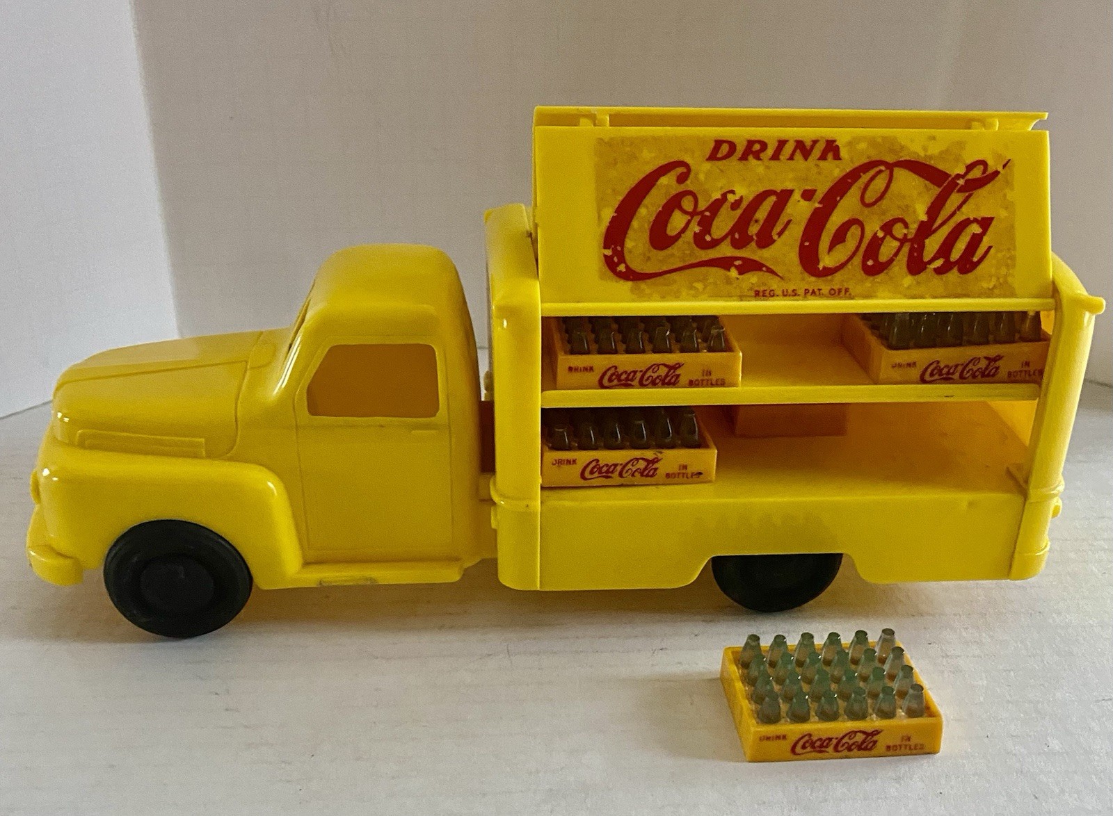 1950’s Marx Coca Cola Yellow Plastic Truck W/5 Complete Cases 1950’s Marx Coca Cola Yellow Plastic Truck W/5 Complete Cases