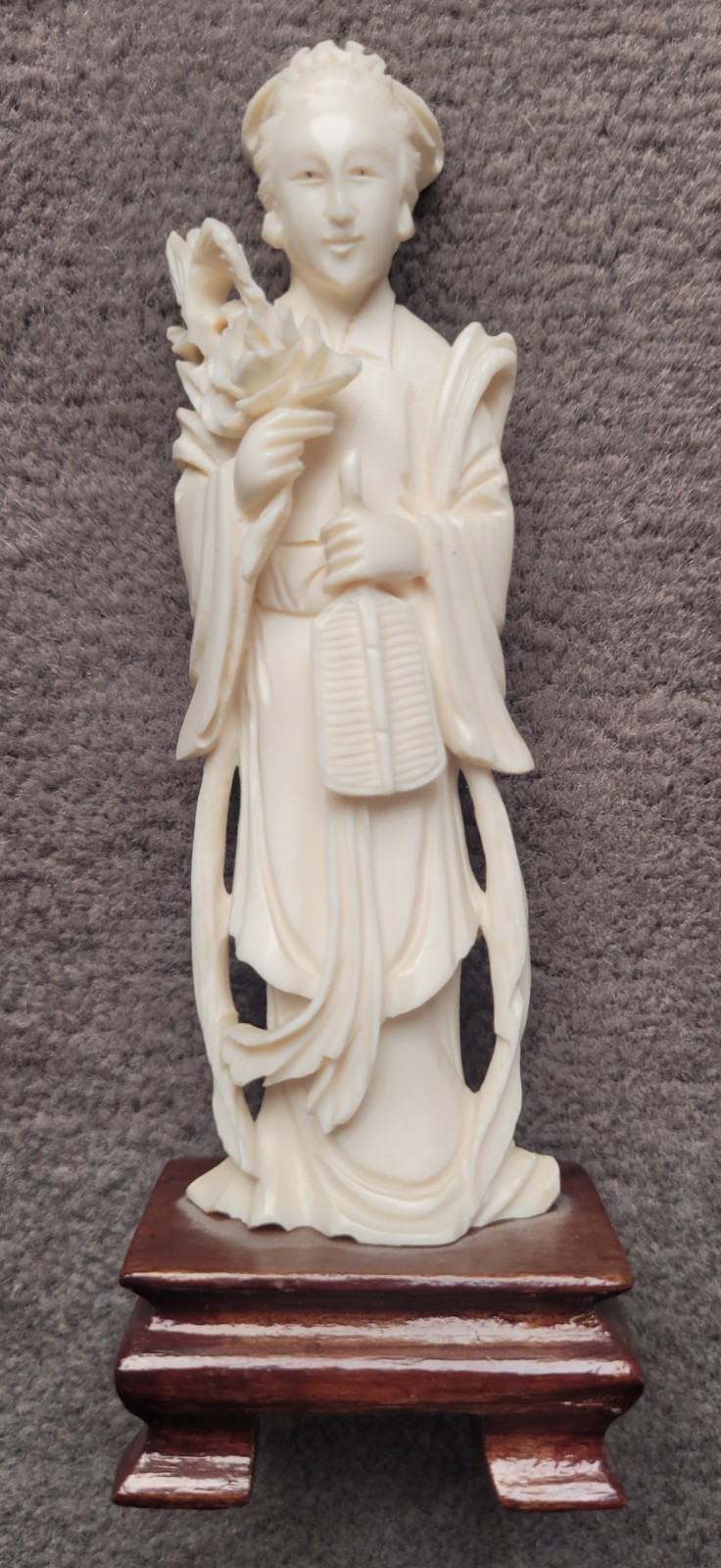 Stunning sculpted figurine noble woman costume flowers China 12.5cm wooden base VF Stunning sculpted figurine noble woman costume flowers China 12.5cm wooden base VF