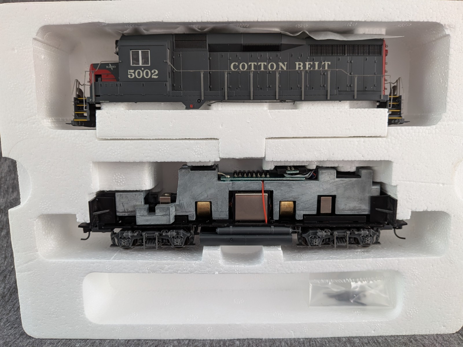 Proto 2000 HO GP30, Cotton Belt #5002, Item #23087, DC Analog. Proto 2000 HO GP30, Cotton Belt #5002, Item #23087, DC Analog.