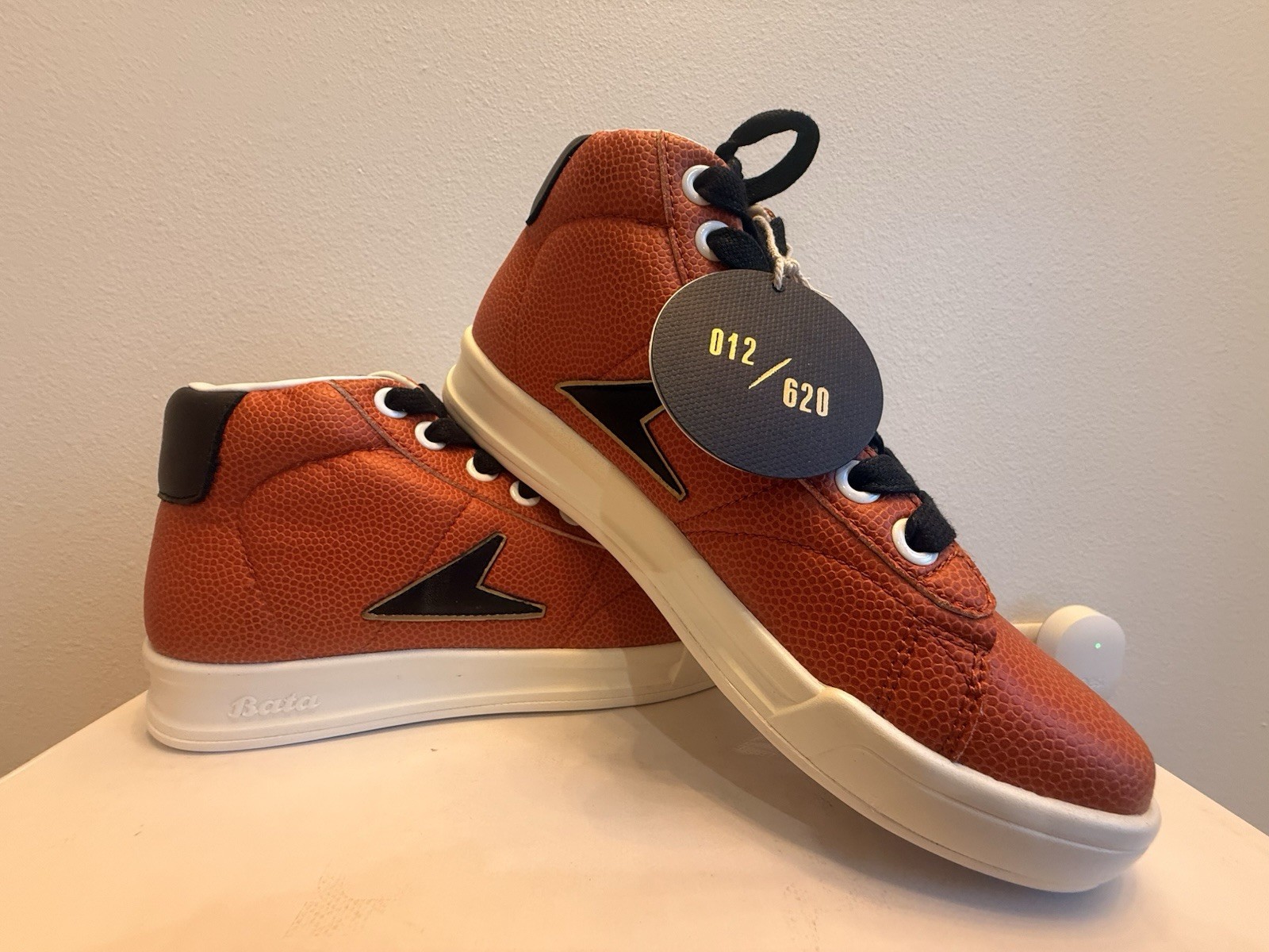 Rare Bata X Wilson John Wooden Limited Edition Orange/Black Size 5 US / 37 EUR