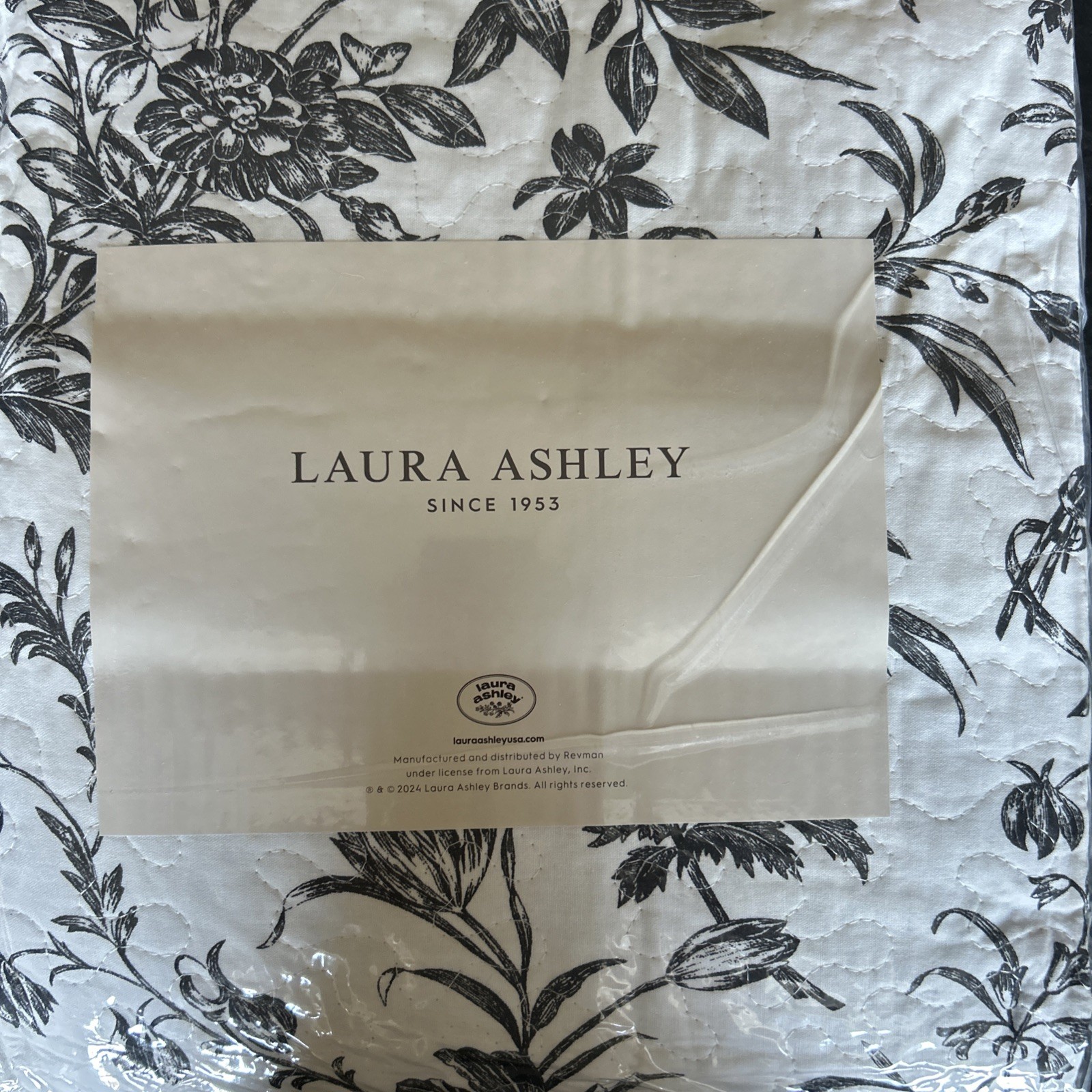 Laura Ashley Amberley Toile Reversible 4PC Daybed Quilt Set Cotton Black White Laura Ashley Amberley Toile Reversible 4PC Daybed Quilt Set Cotton Black White