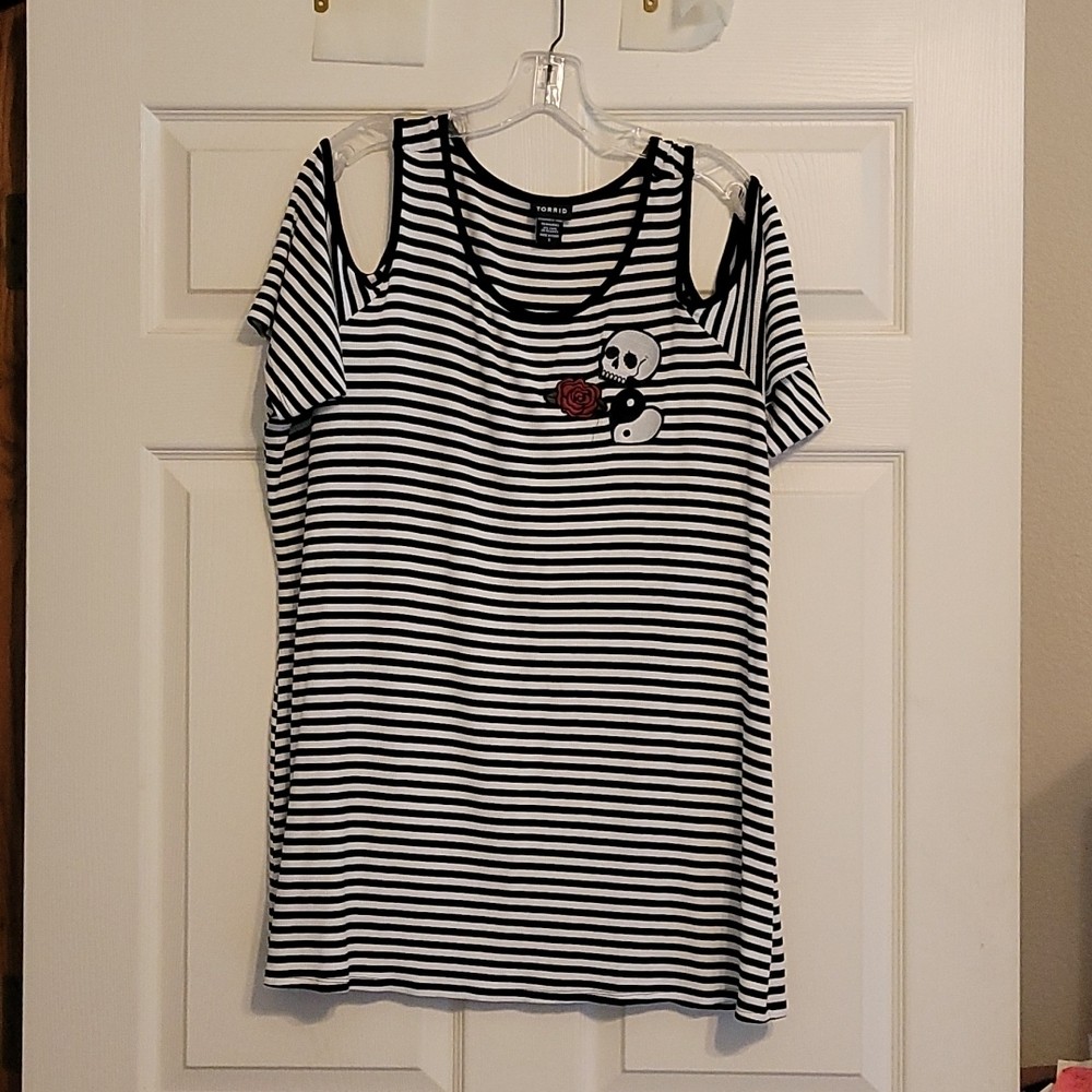 Torrid Plus Size 3 (24/26) Black and White Striped Cold Shoulder Top with Skull,