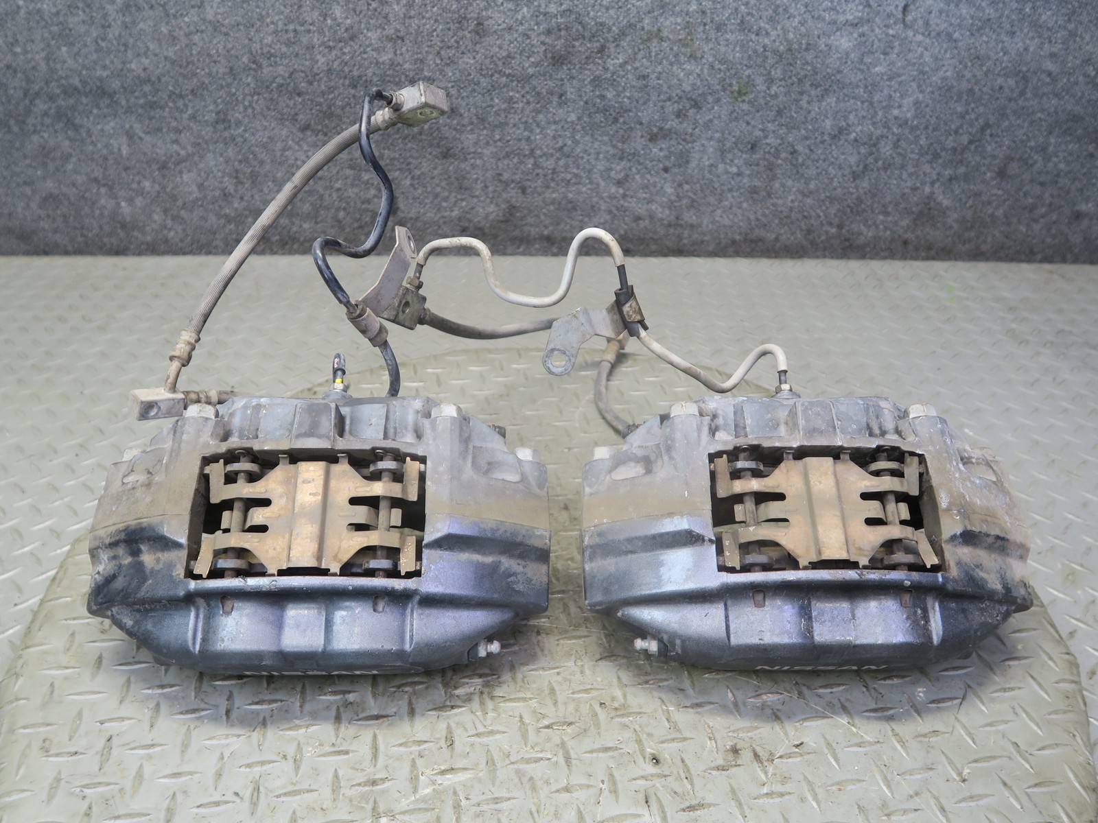 09-12 NISSAN Z34 370Z FRONT LEFT & RIGHT SPORT BRAKE CALIPER SET AKEBONO OEM