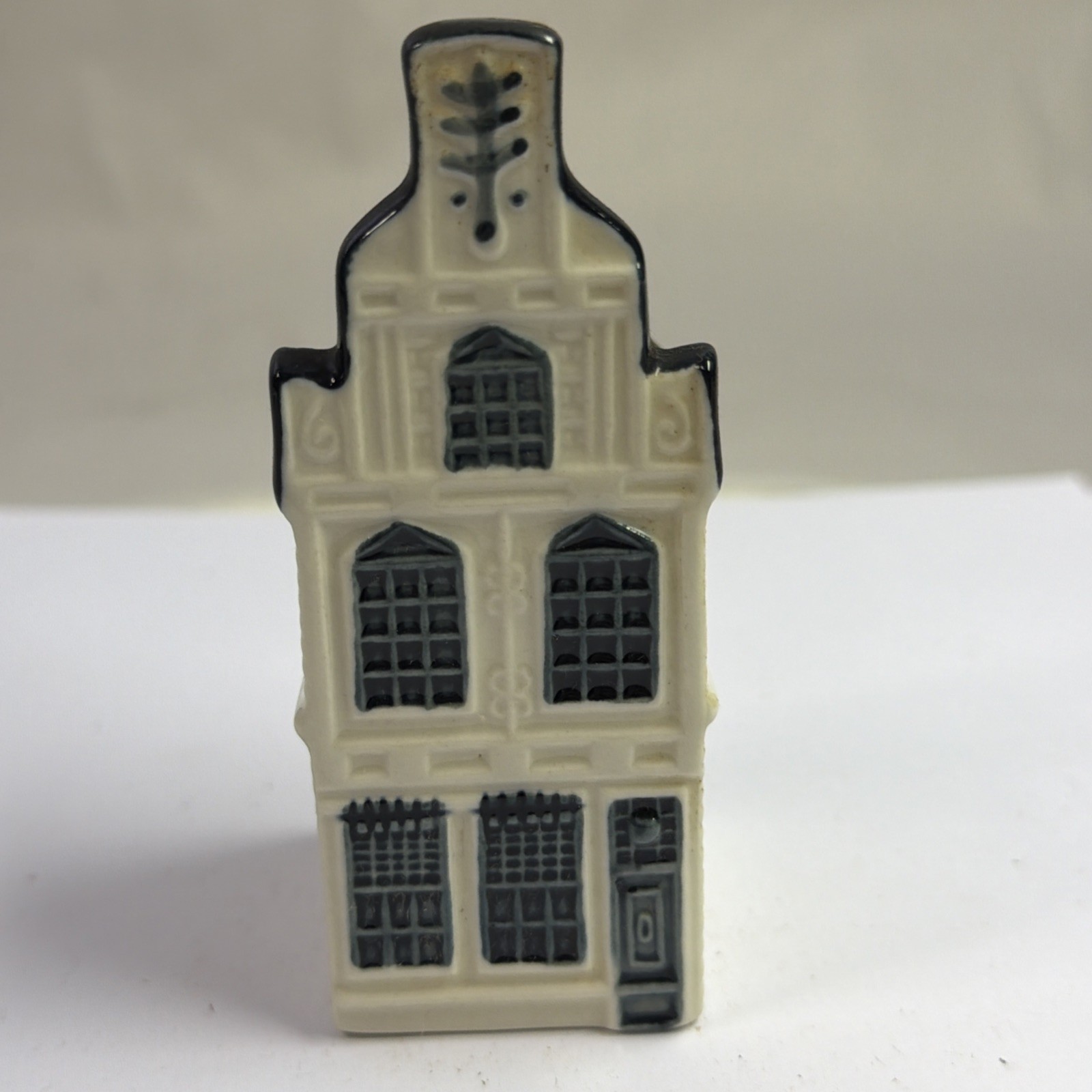 KLM Bols Blue Delft House #24 Empty Bottle