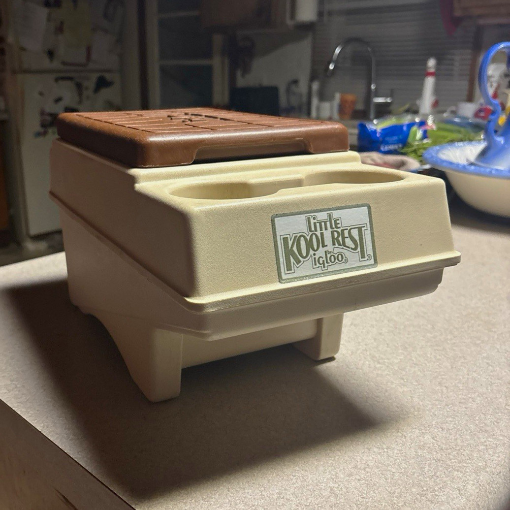 Igloo Little Kool Rest 8 qt Beige/Brown Vintage Ice Chest w/ Cup Holders Igloo Little Kool Rest 8 qt Beige/Brown Vintage Ice Chest w/ Cup Holders