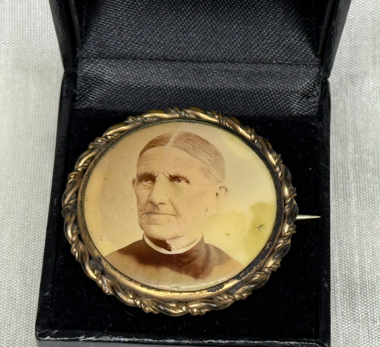 Antique Victorian Mourning Brooch Memorial Frame Photo Pin Older Woman Fashion