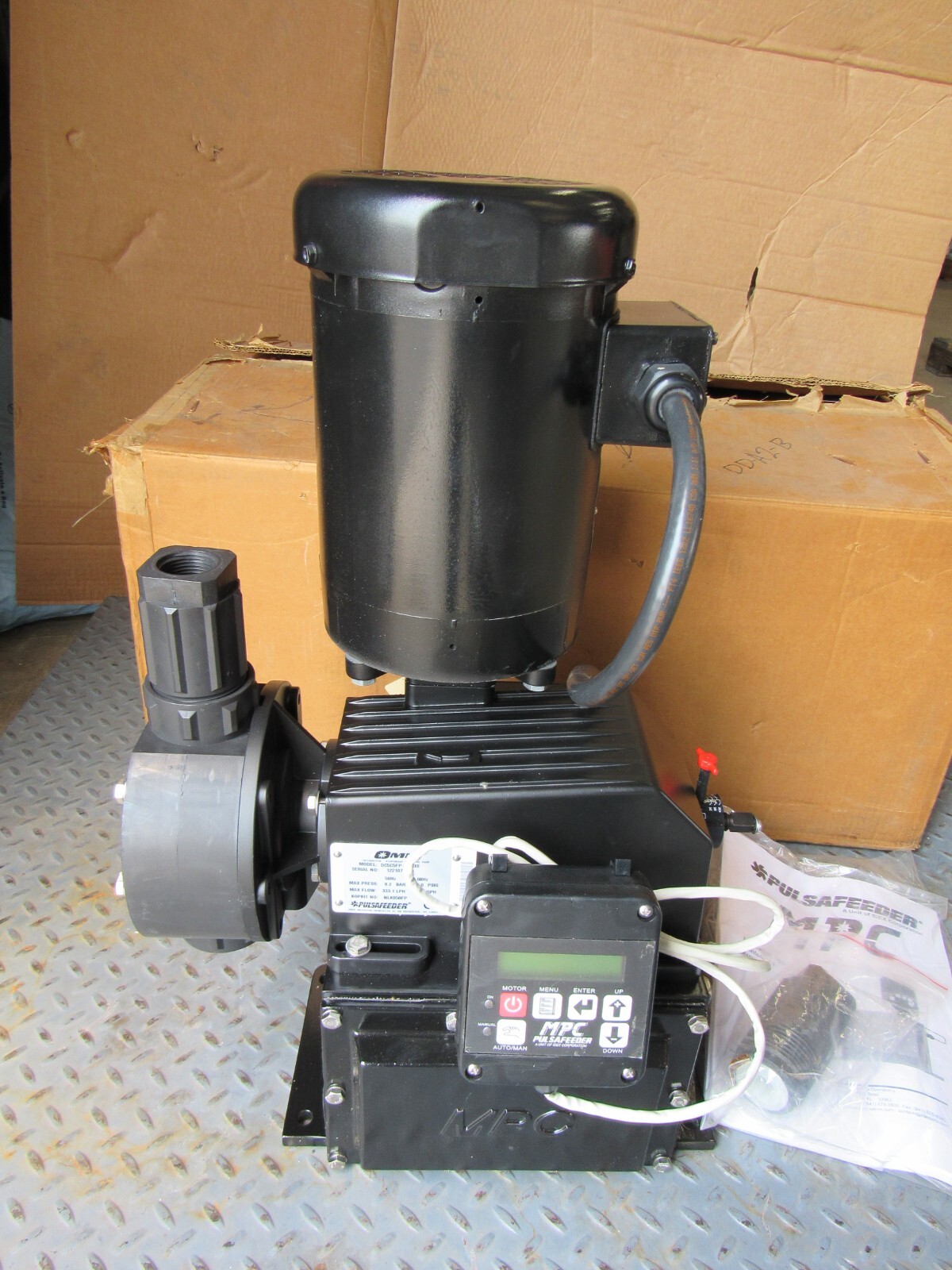 PULSAFEEDER OMNI DC5C5FP-M1XE METERING PUMP 108GPH 90PSIG NEW IN BOXKNOB BROKE