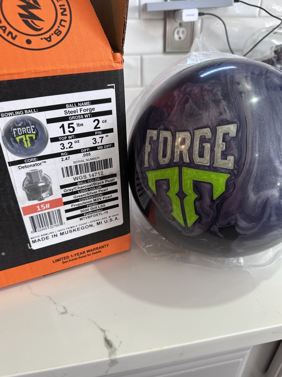 NEW - Bowling Ball - 15lb - Motiv 